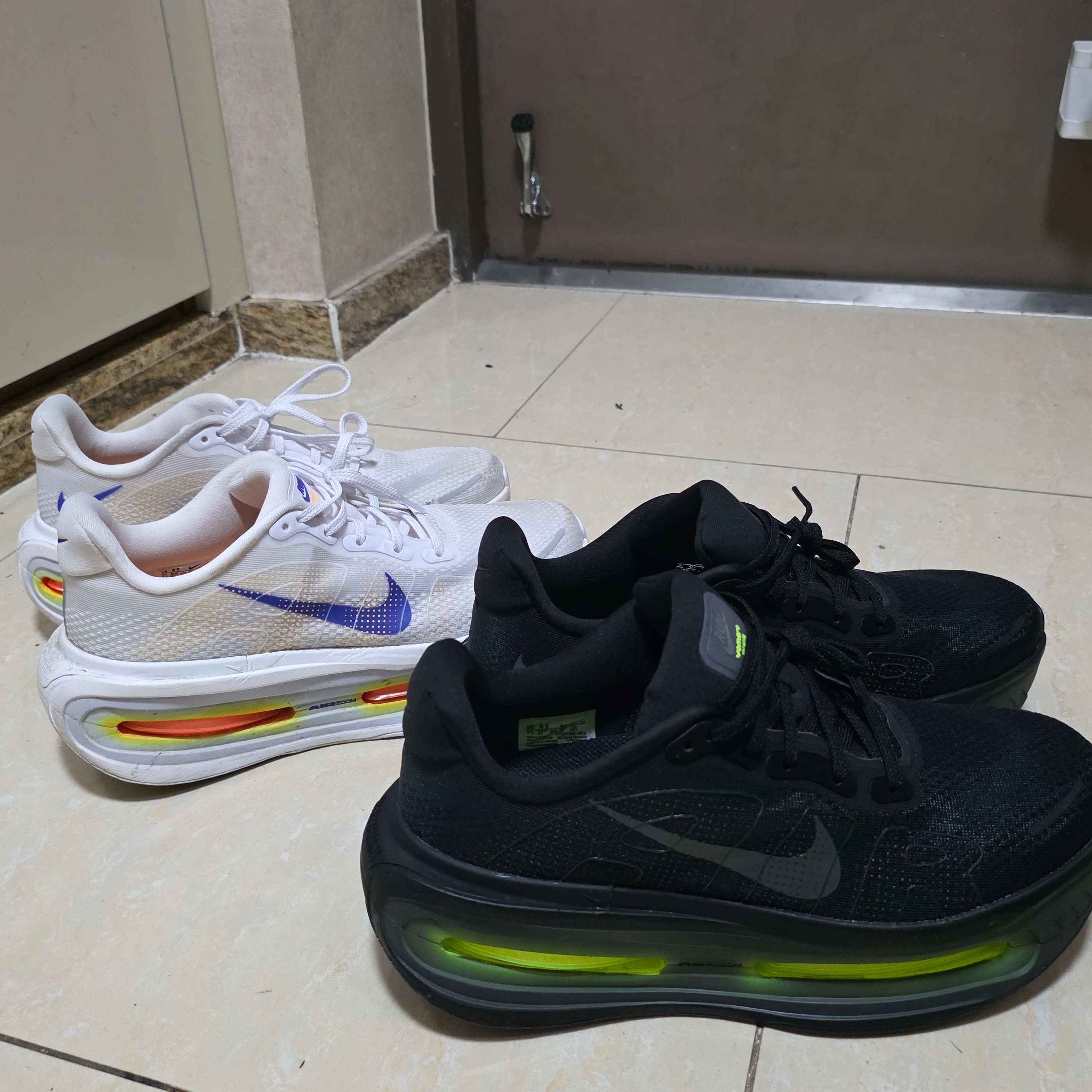 Nike Vomero Premium Black Iron Grey 착용 스타일 - 2