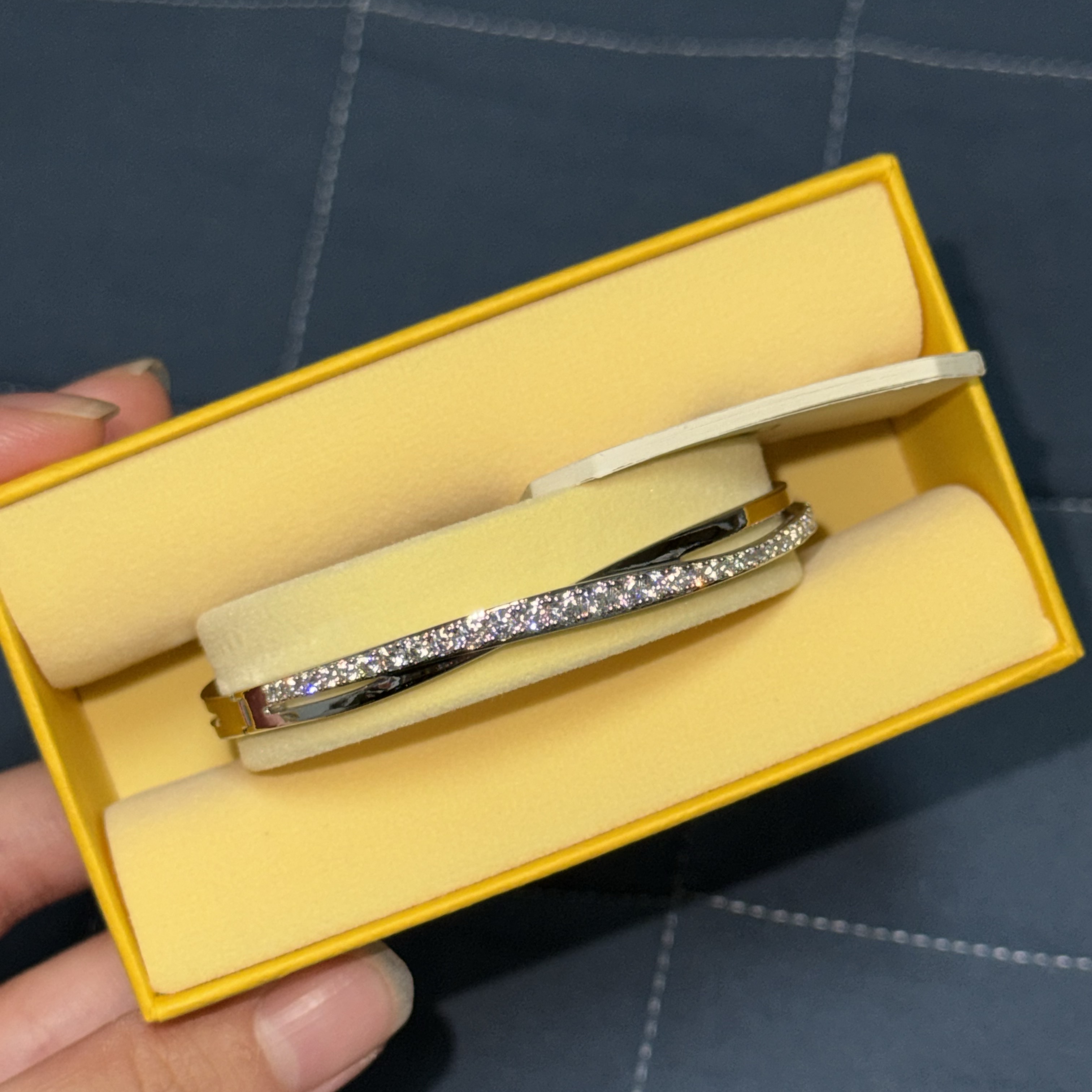 (W) Swarovski Hyperbola Bangle White Rhodium Plated 착용 스타일 - 1