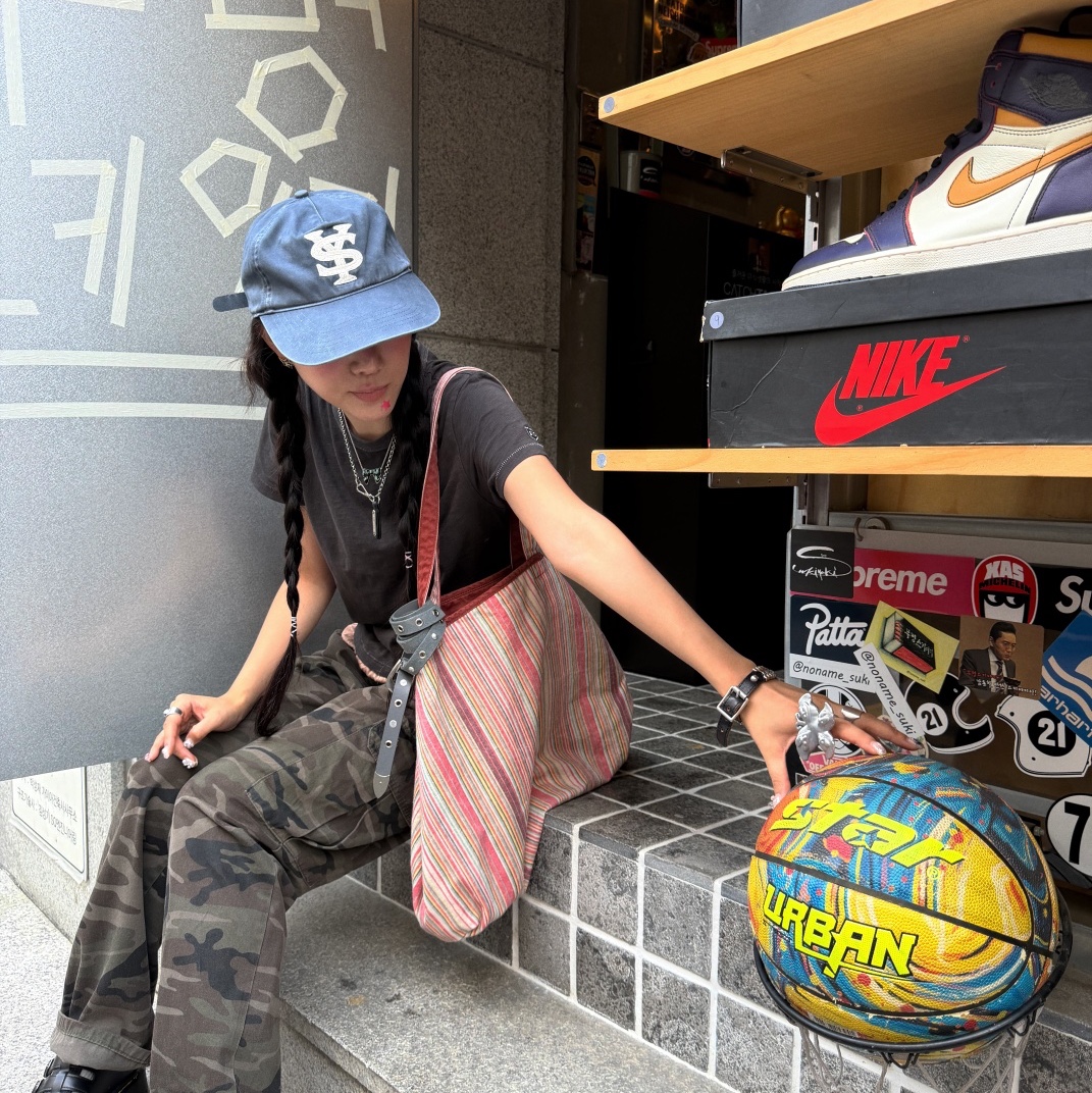 (W) SUNDAY CEREMONY Natural Dyed Basic Slub Tee - Deep Charcoal, [예약 배송] Sunday Ceremony Sy Logo 5 Panel New Cotton Cap - Light Navy 착용 스타일 - 4