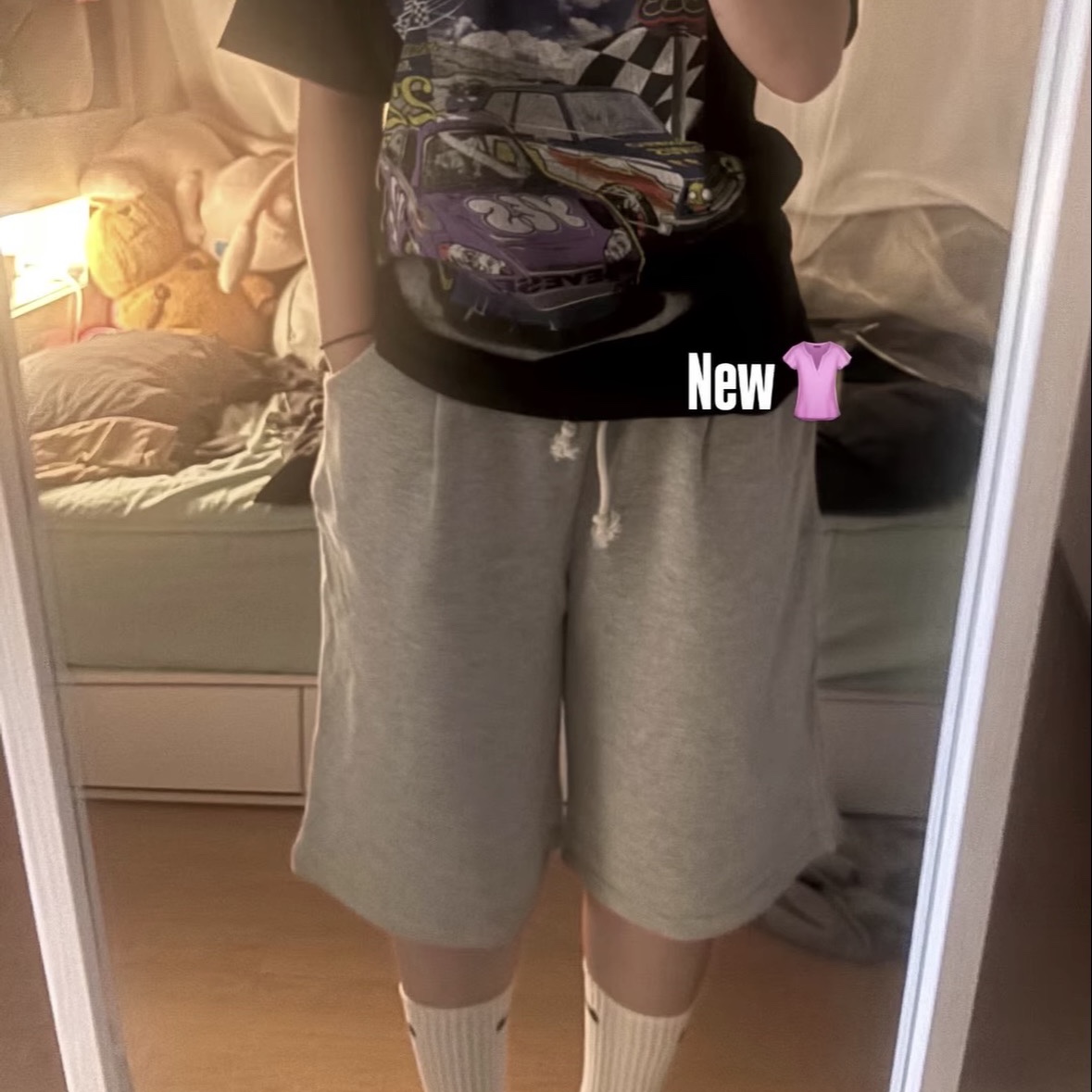 AMOU Molly One Tuck Bermuda Pants Gray, YESEYESEE Racing Tee Black 착용 스타일