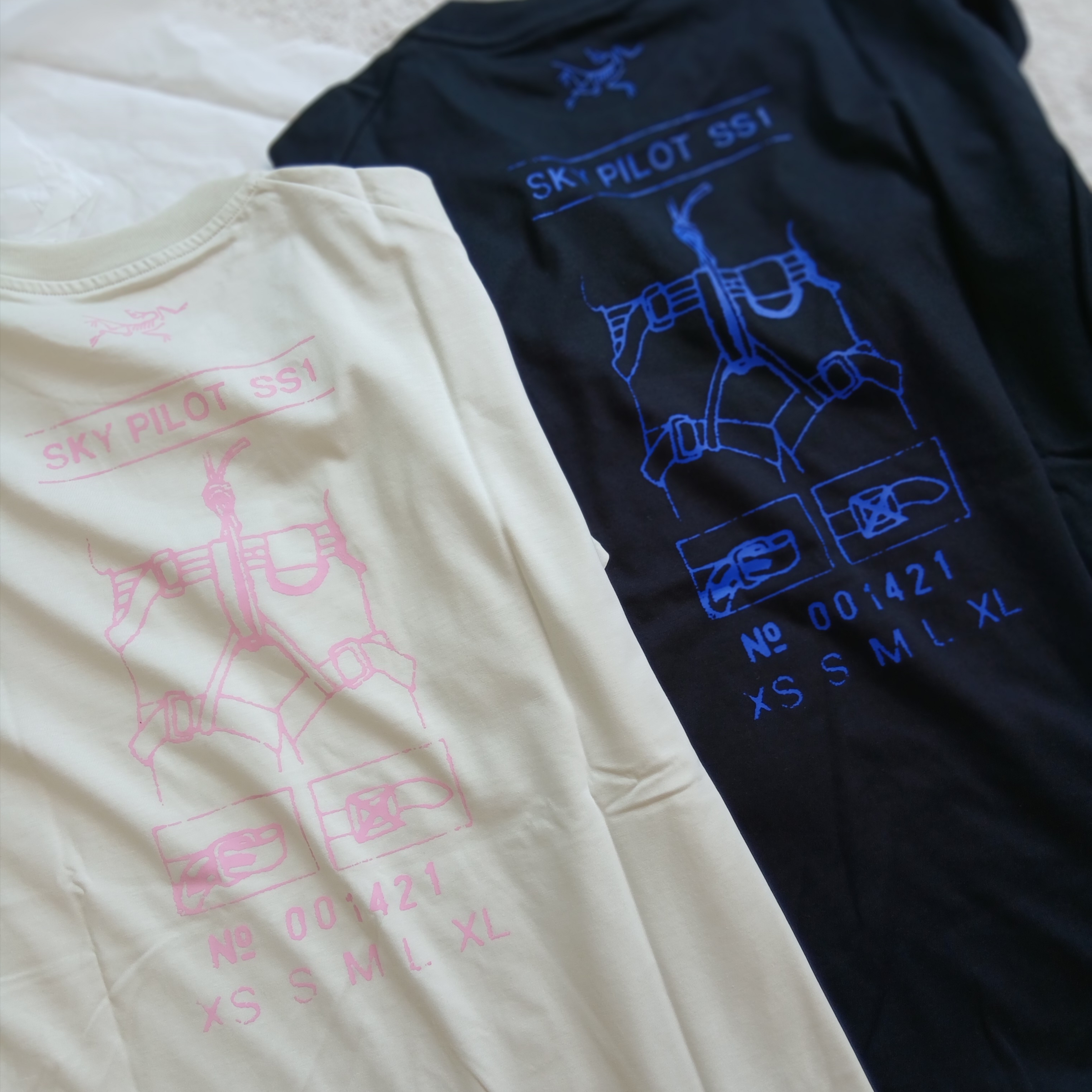 Arc'teryx Kragg SL Cotton Sky Pilot SS T-Shirt Black Fluidity, Arc'teryx Kragg SL Cotton Sky Pilot SS T-Shirt Sea Salt Pineberry 착용 스타일 - 1