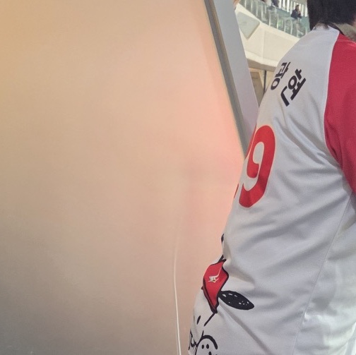 SSG Landers x Pochacco Uniform White Red (Non Marking Ver.) 착용 스타일