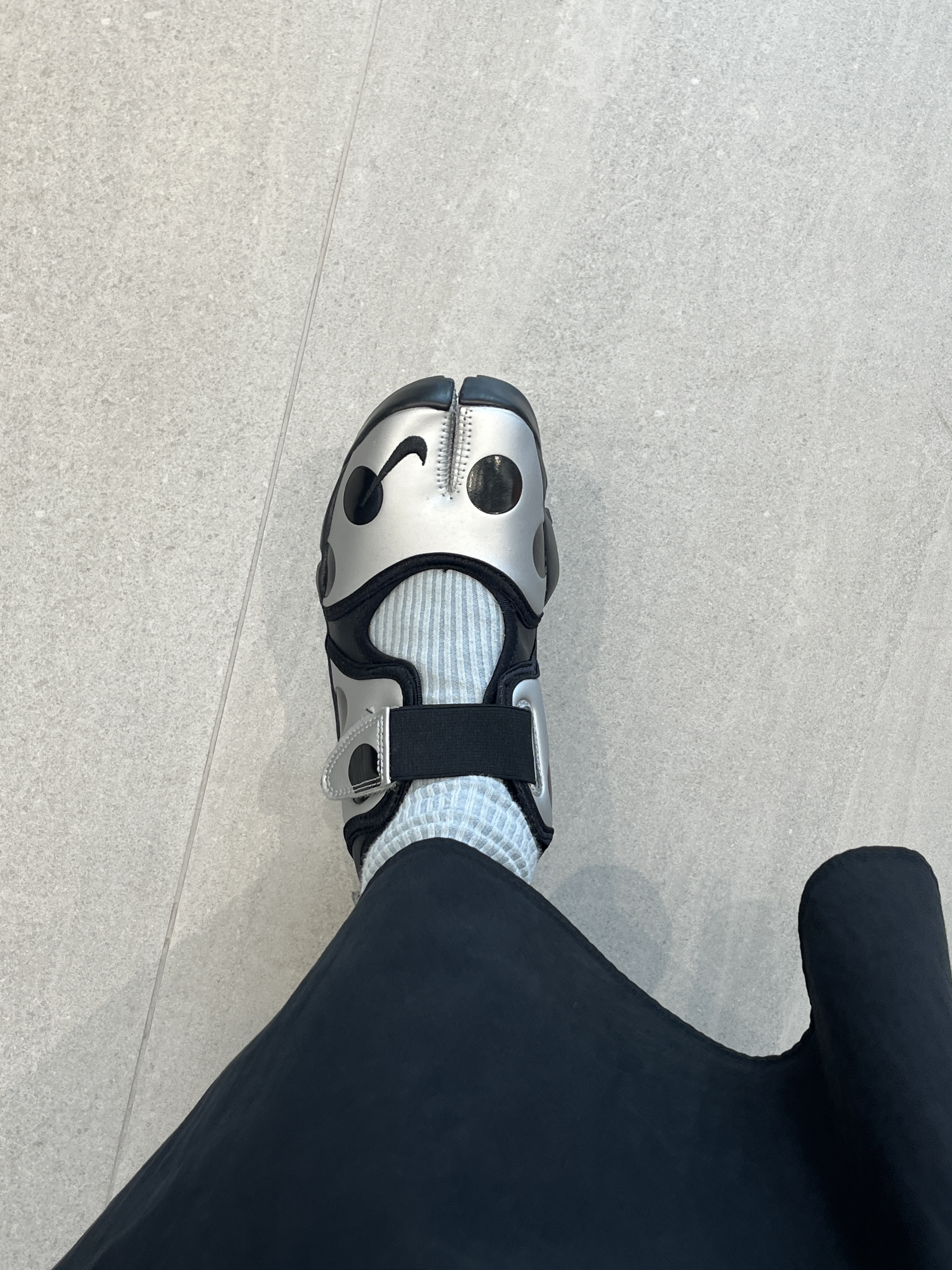 (W) Nike Air Rift Black Metallic Silver 착용 스타일 - 2