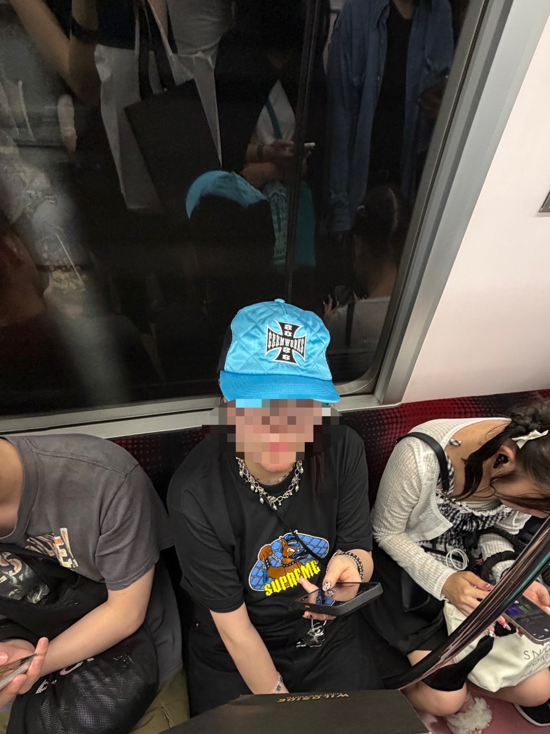 Supreme Baggy Jean Black - 26SS, Supreme Leash T-Shirt Black - 26SS 착용 스타일 - 2