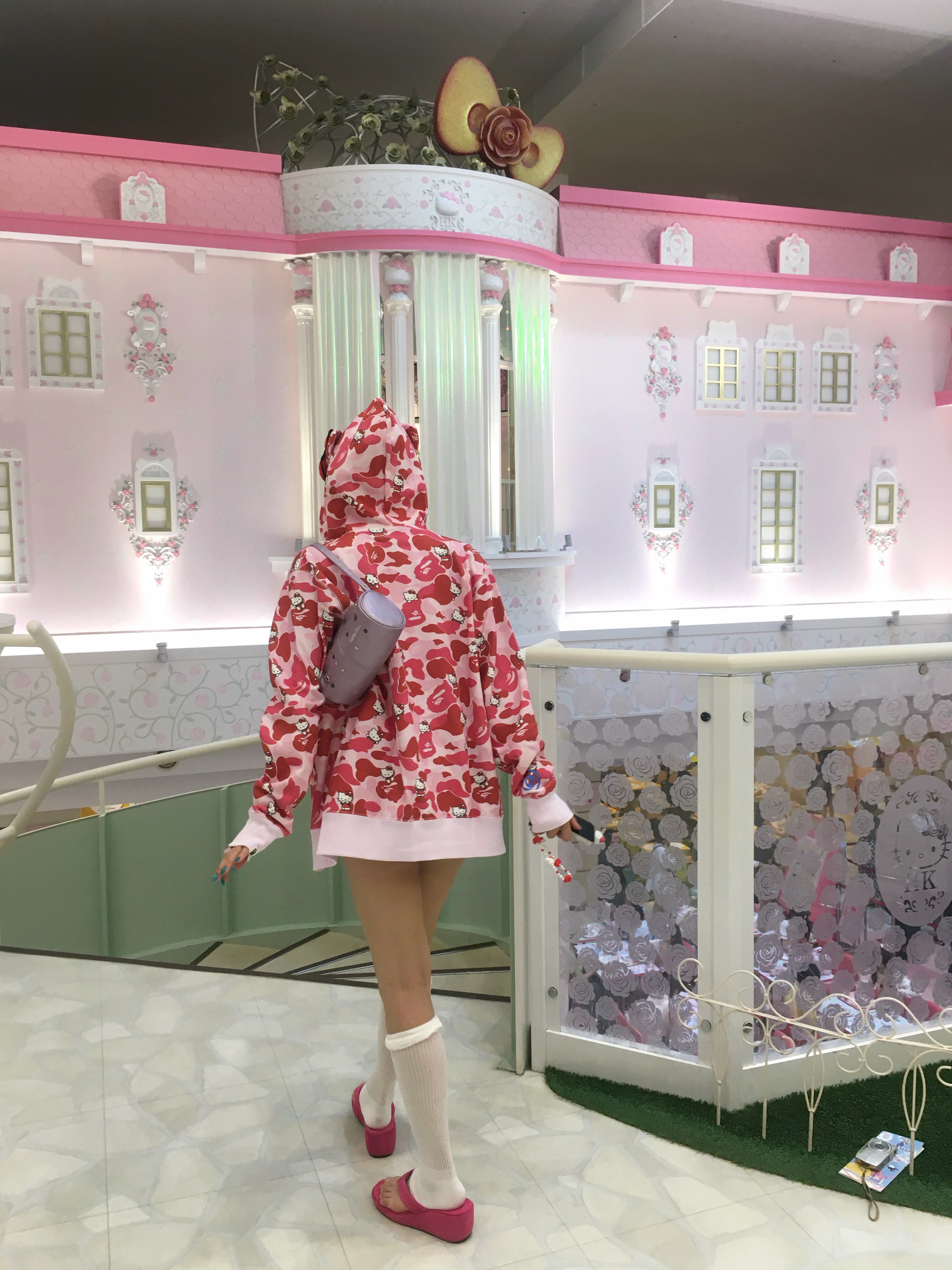 (W) BAPE x Sanrio Characters Hello Kitty Camo Full Zip Hoodie Pink 착용 스타일 - 3