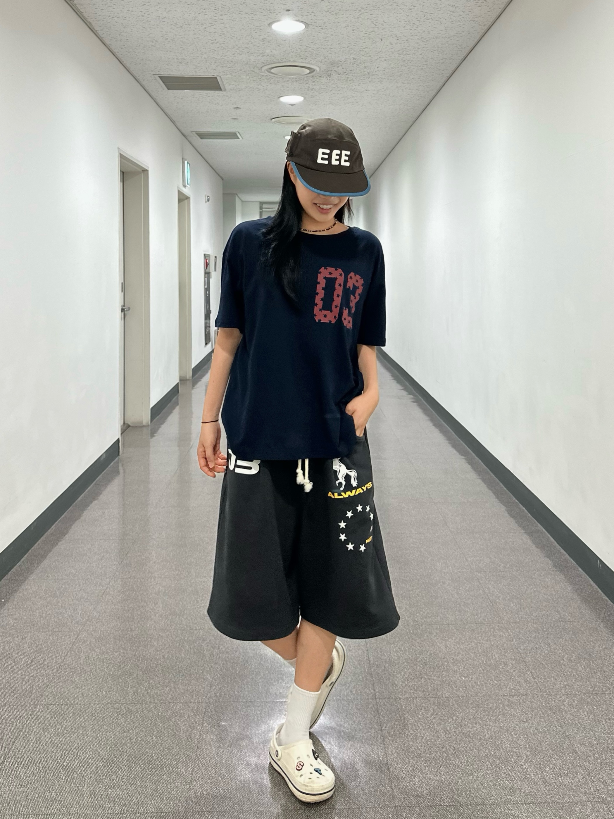AMOU Horse One Tuck Bermuda Pants Black, Crocs Bayaband Clog White Navy 착용 스타일 - 2