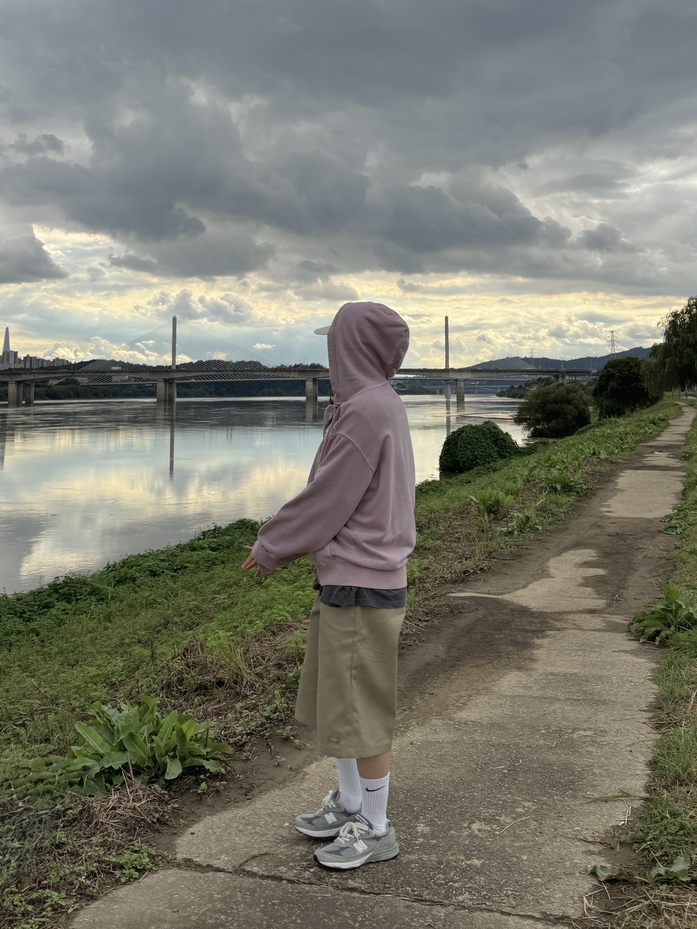 Dickies Loose Fit 13 Inch Flat Front Work Shorts Khaki 착용 스타일 - 1