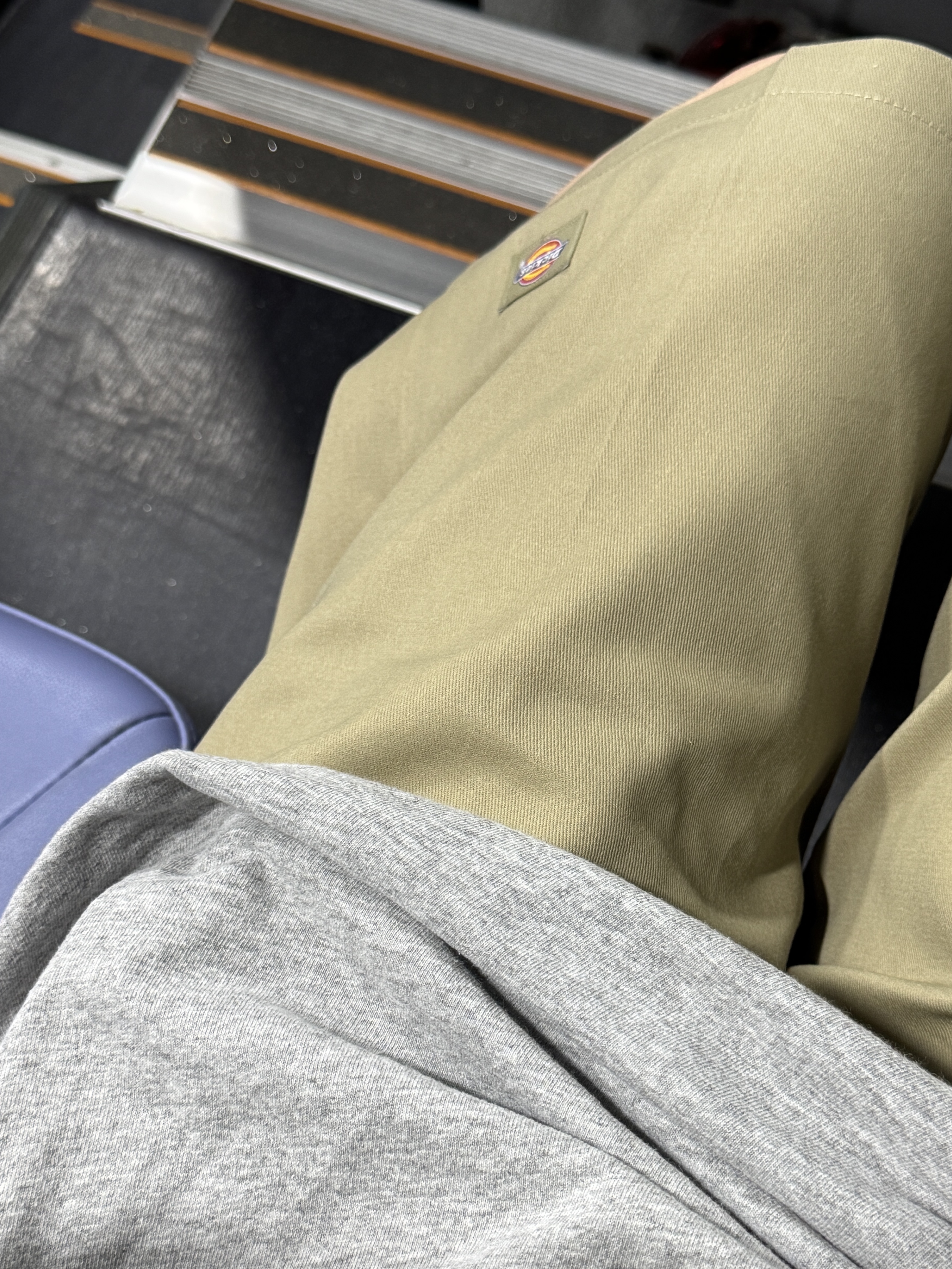 Dickies Loose Fit 13 Inch Flat Front Work Shorts Khaki 착용 스타일 - 3