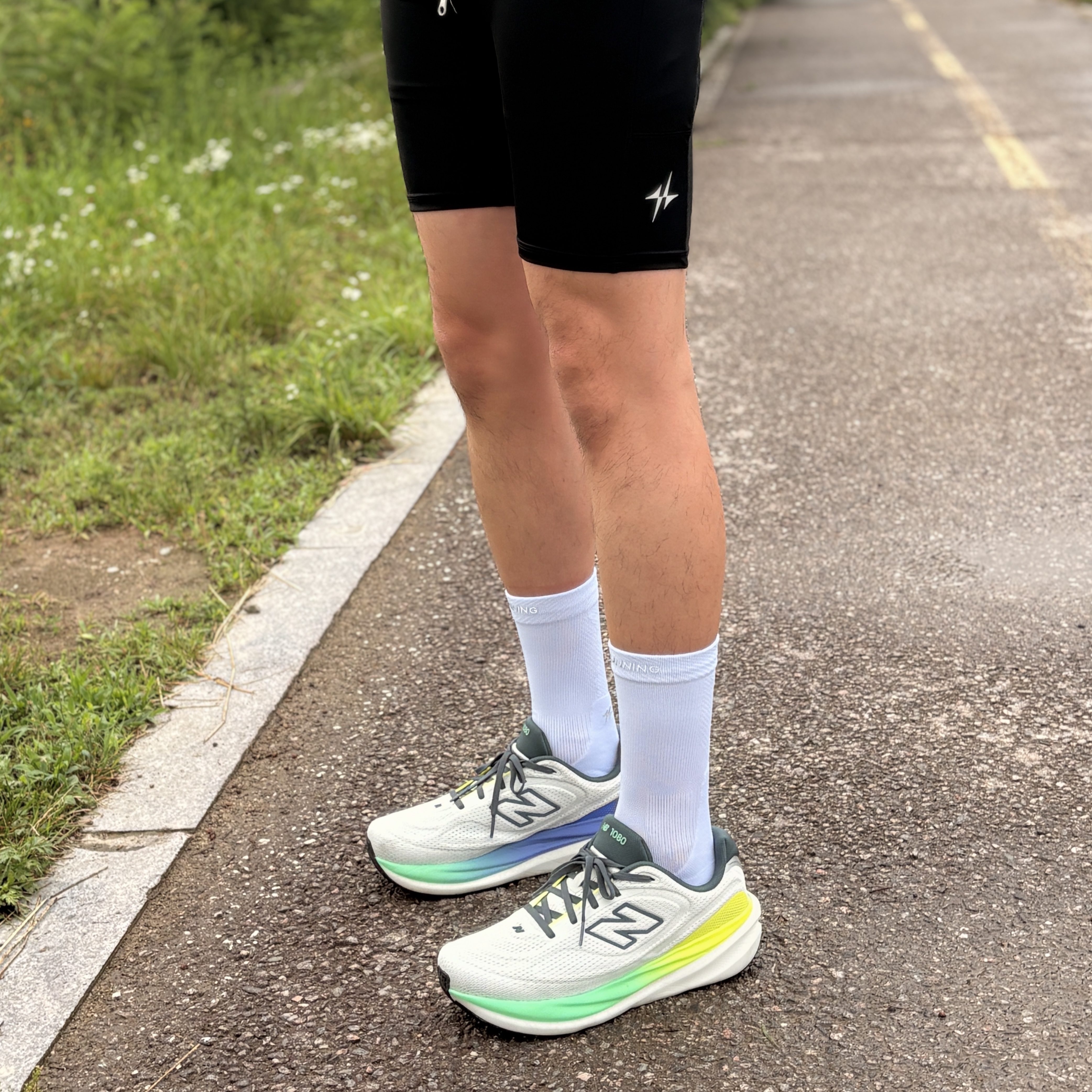Salomon Dynamic Run Short SleeveTee Melange Grey, New Balance 1080v15 Reflection Graphite  - 2E Wide 착용 스타일 - 5