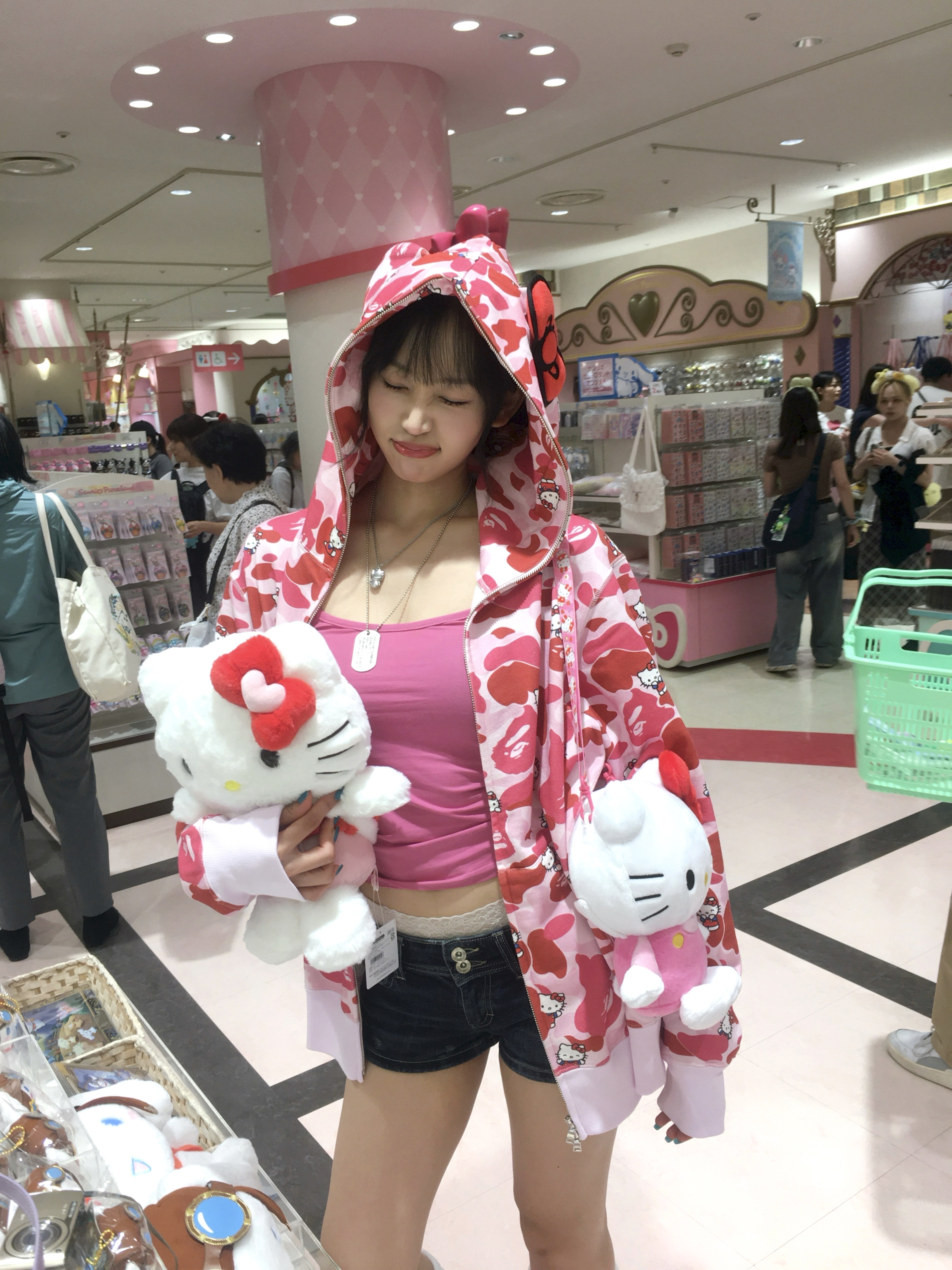 (W) BAPE x Sanrio Characters Hello Kitty Camo Full Zip Hoodie Pink 착용 스타일 - 5