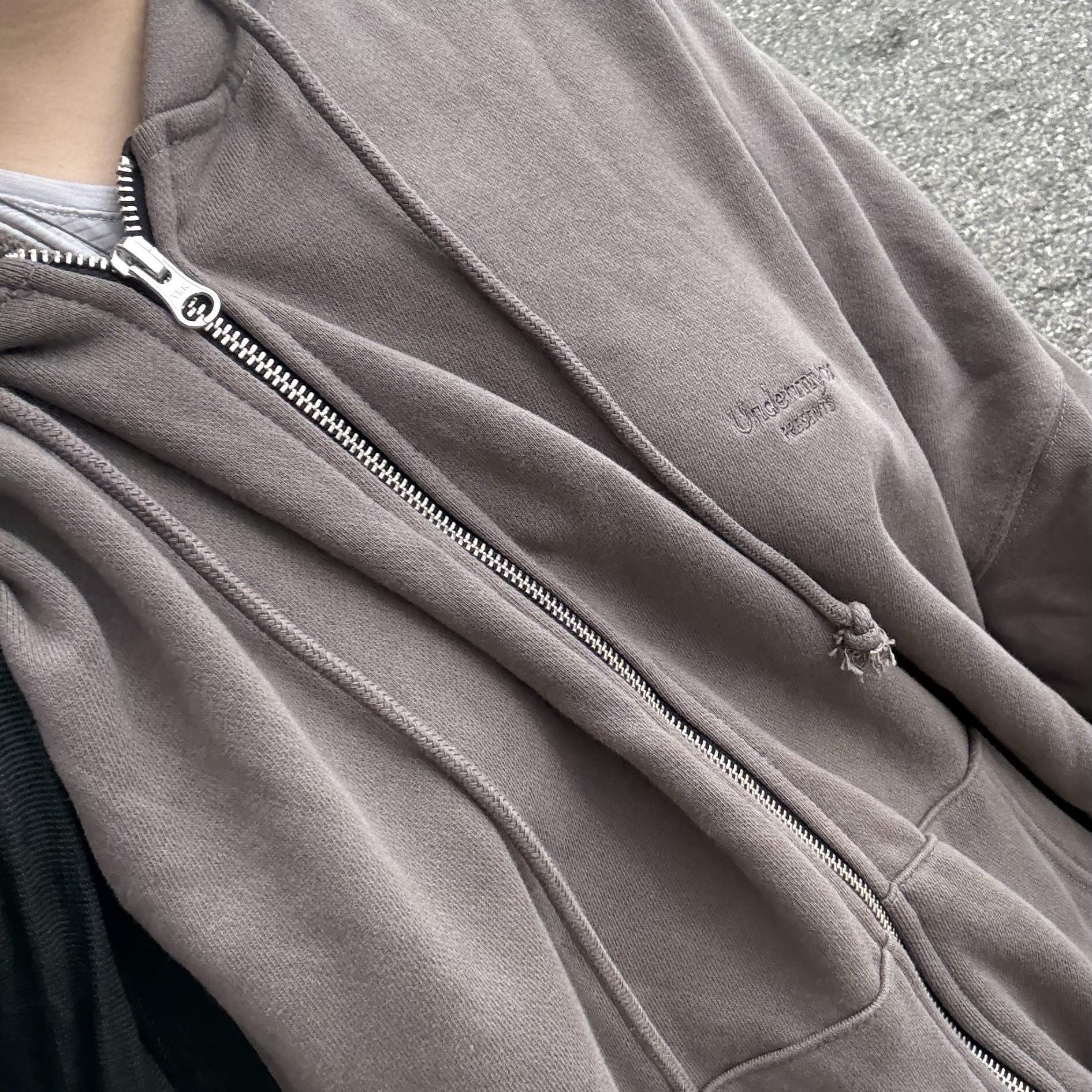 Undermycar Mu.18 Anti Fxxking Logo Play Oversized Hood Zip-up Mocha 착용 스타일