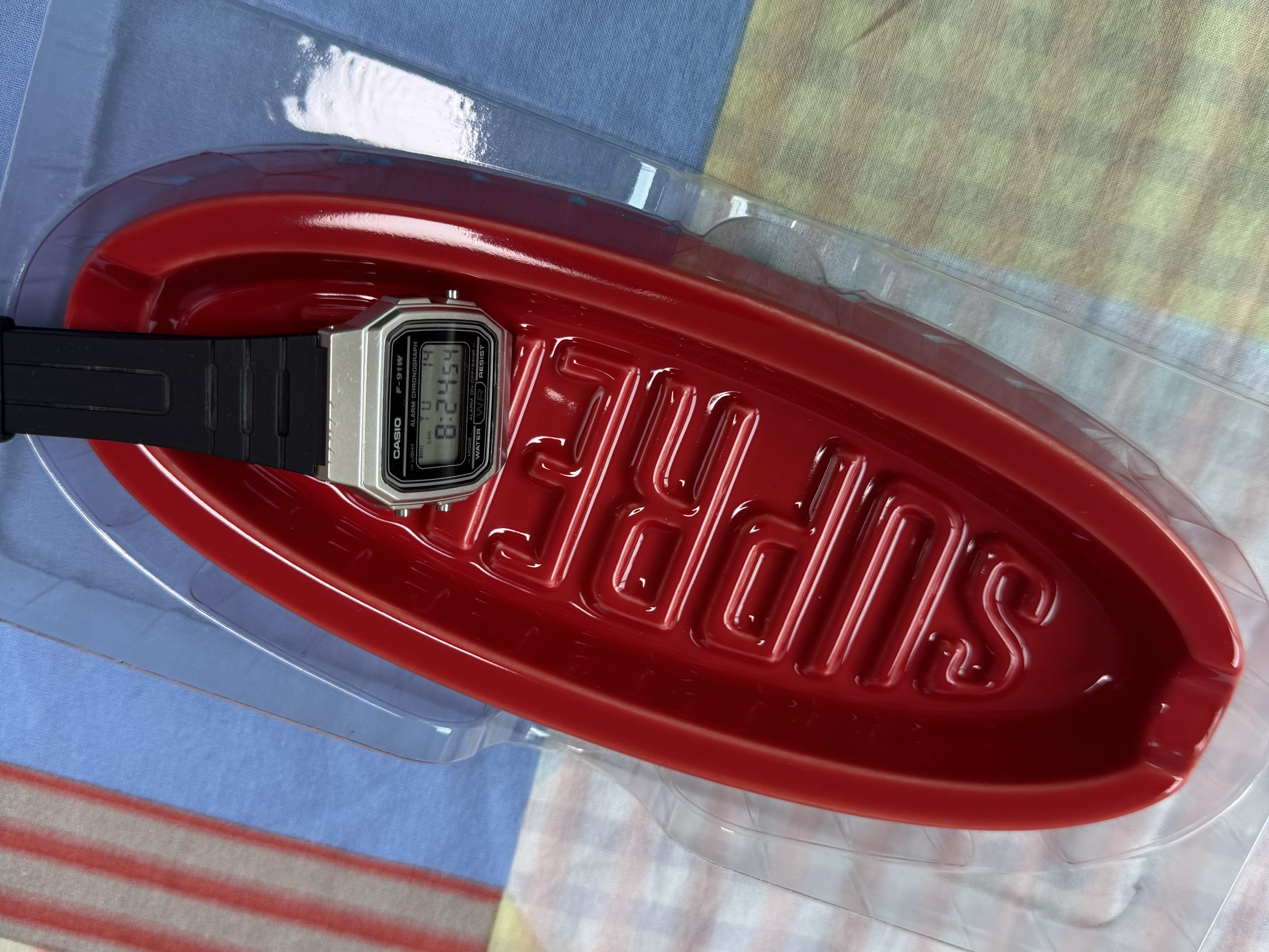 Supreme Oval Tray Red - 26SS, Casio F-91WM-7 착용 스타일