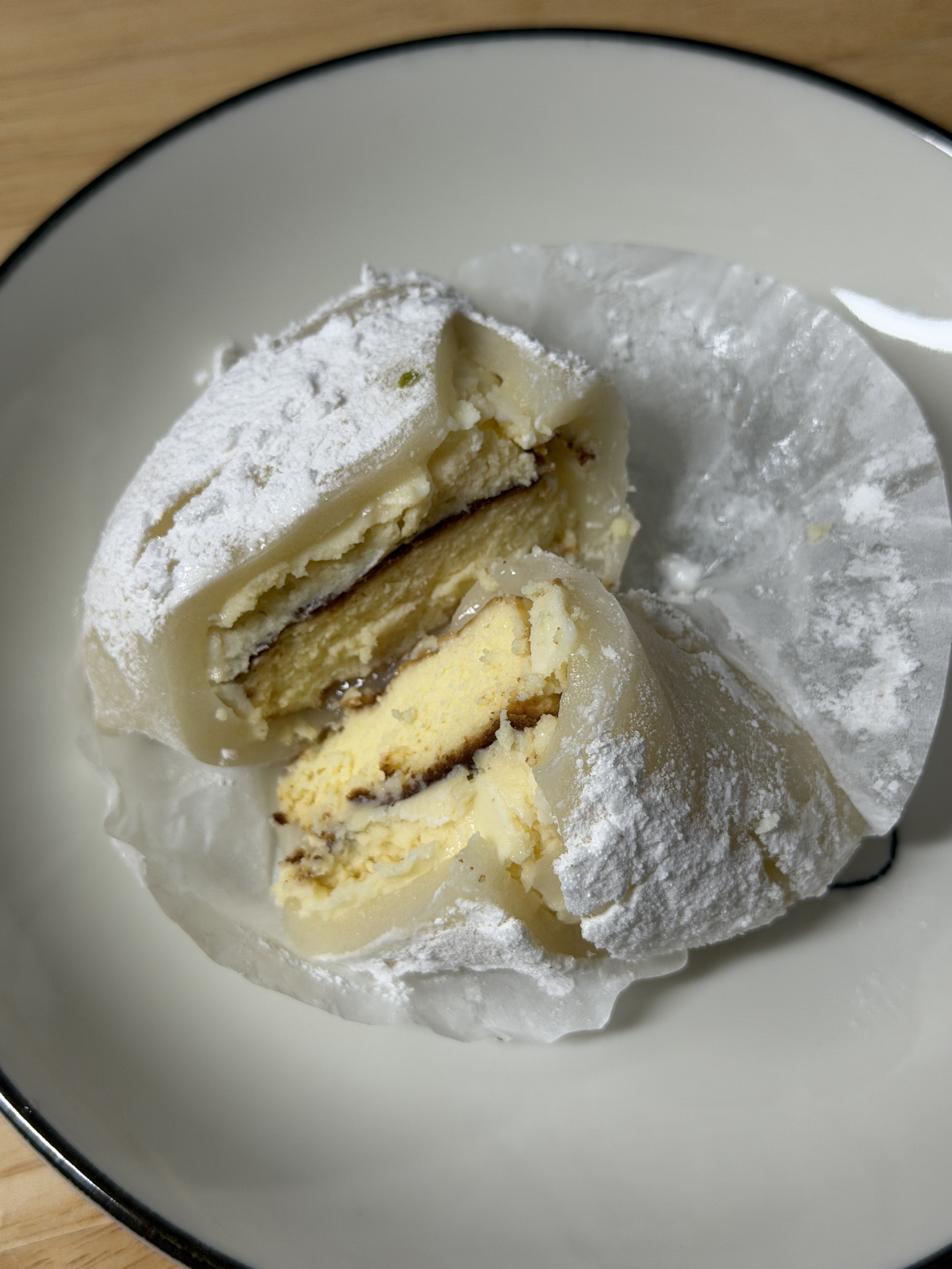 [KREAM 단독] What A Bread Mochi Cheesecake 착용 스타일 - 4