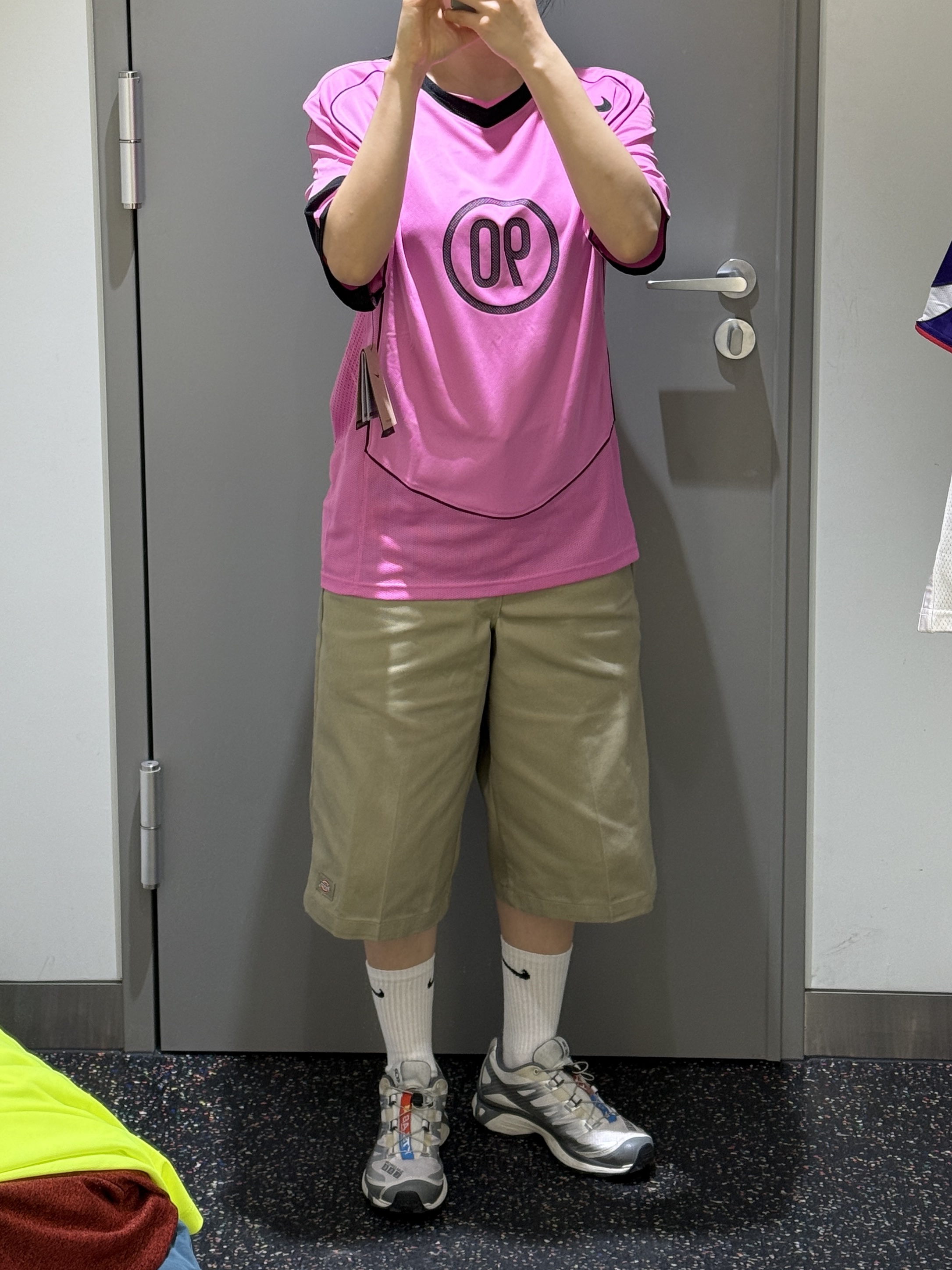Dickies Loose Fit 13 Inch Flat Front Work Shorts Khaki 착용 스타일 - 8