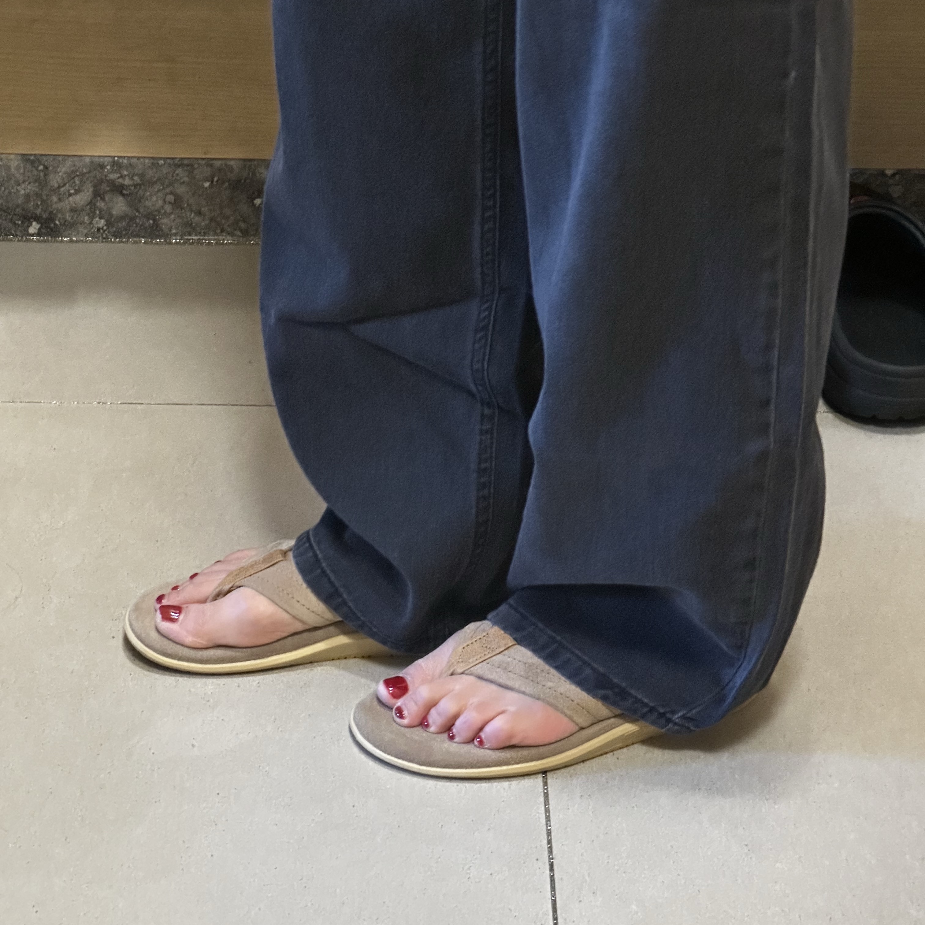 Island Slipper Classic Ultimate Suede Taupe Tan 착용 스타일 - 2