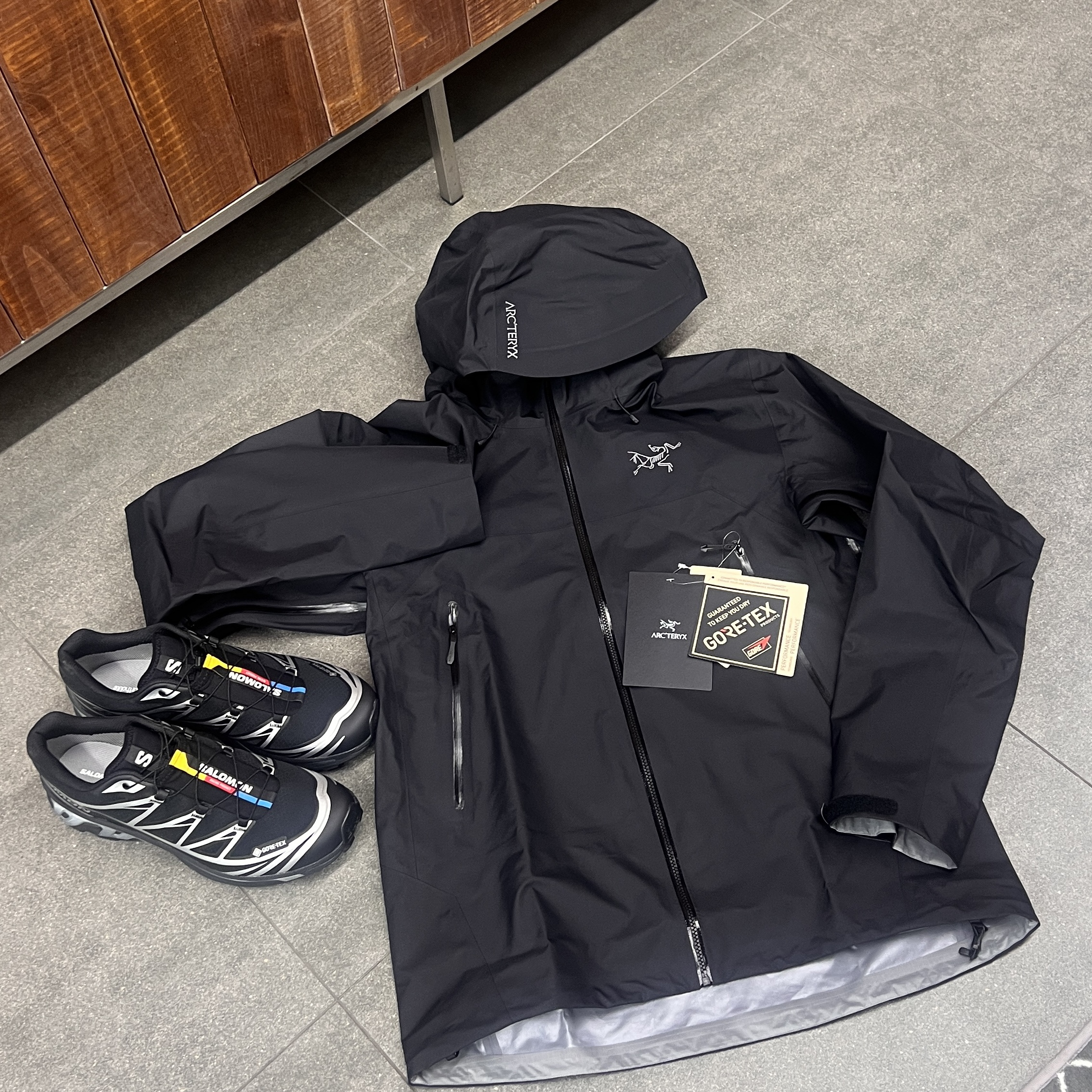 Arc'teryx Beta SL Jacket Black, Salomon XT-6 GTX Black Silver 착용 스타일