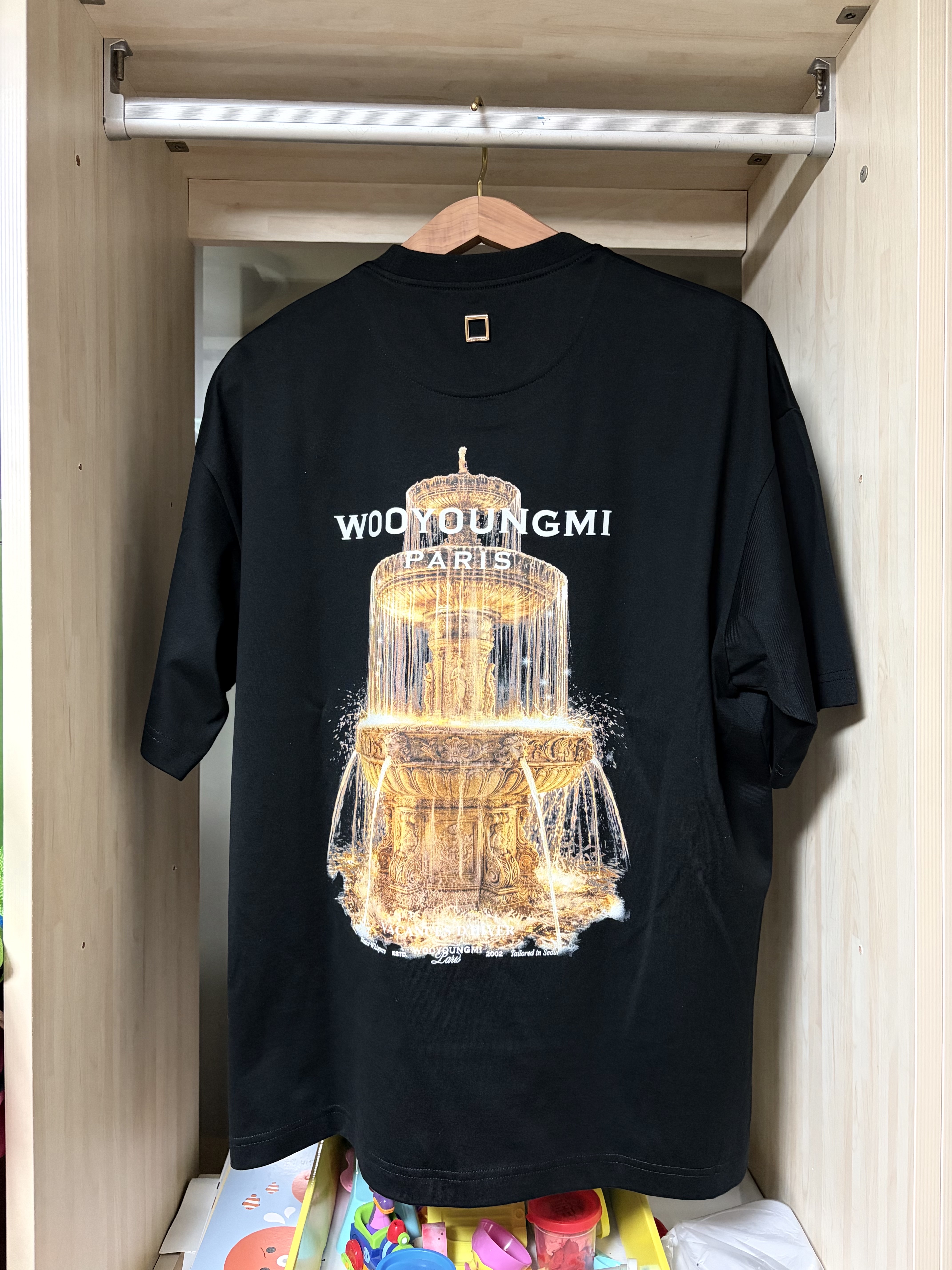 Wooyoungmi Fountain Graphic T-Shirt Black - 26FW 착용 스타일 - 1