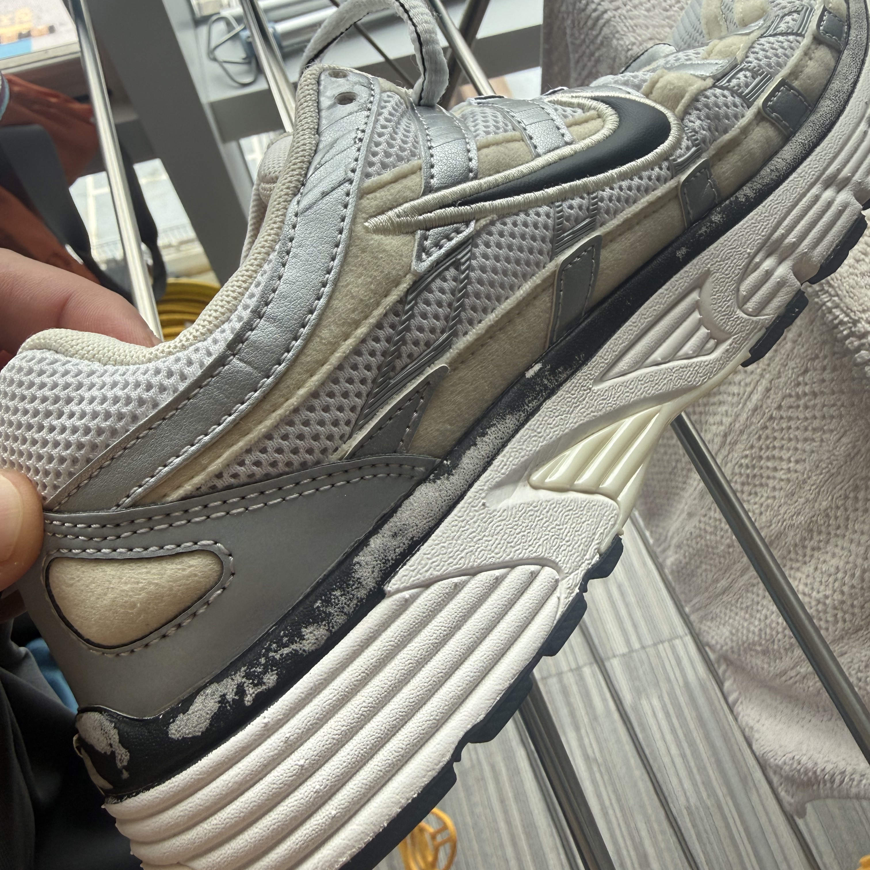 (W) Nike P-6000 Coconut Milk Metallic Silver 착용 스타일