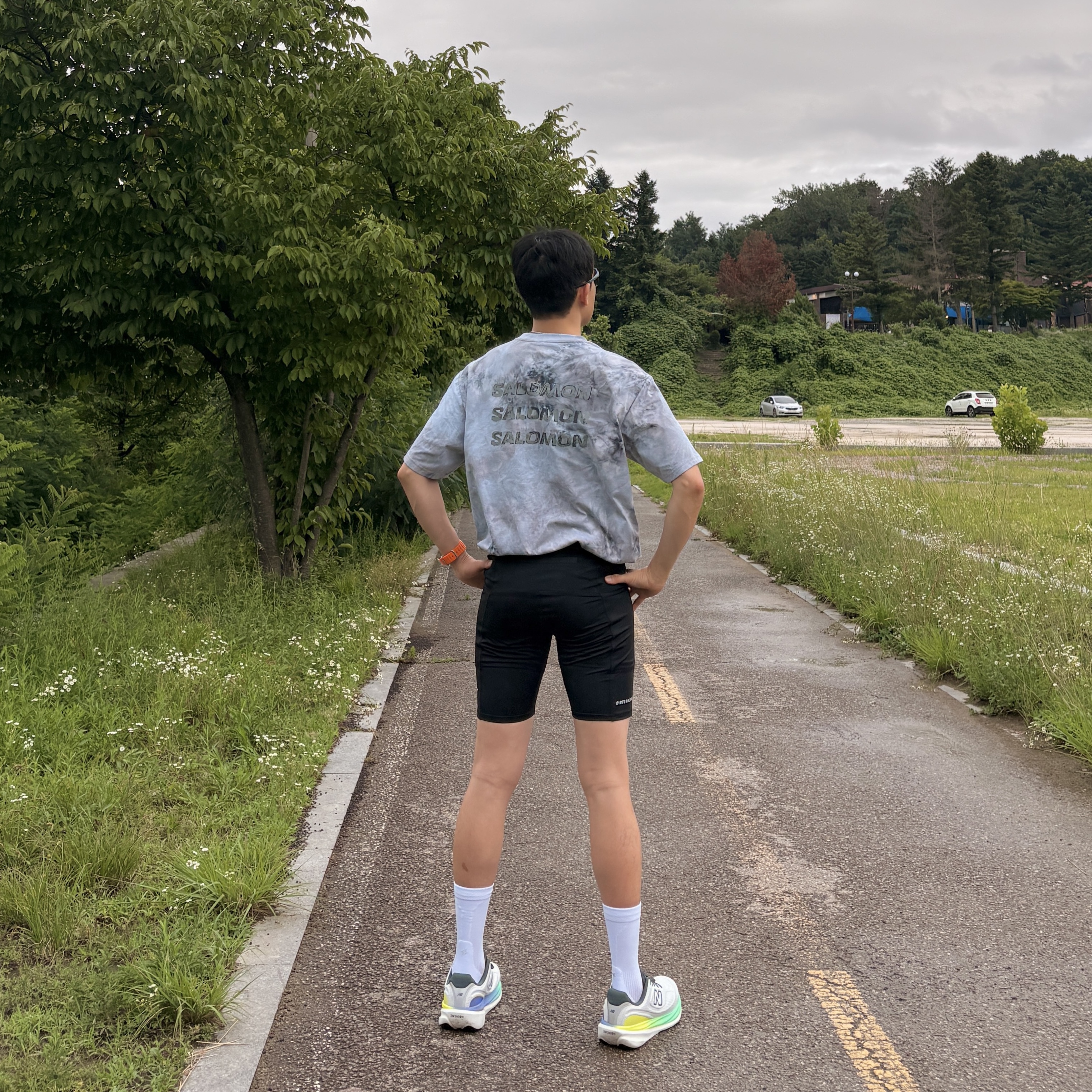Salomon Dynamic Run Short SleeveTee Melange Grey, New Balance 1080v15 Reflection Graphite  - 2E Wide 착용 스타일 - 4