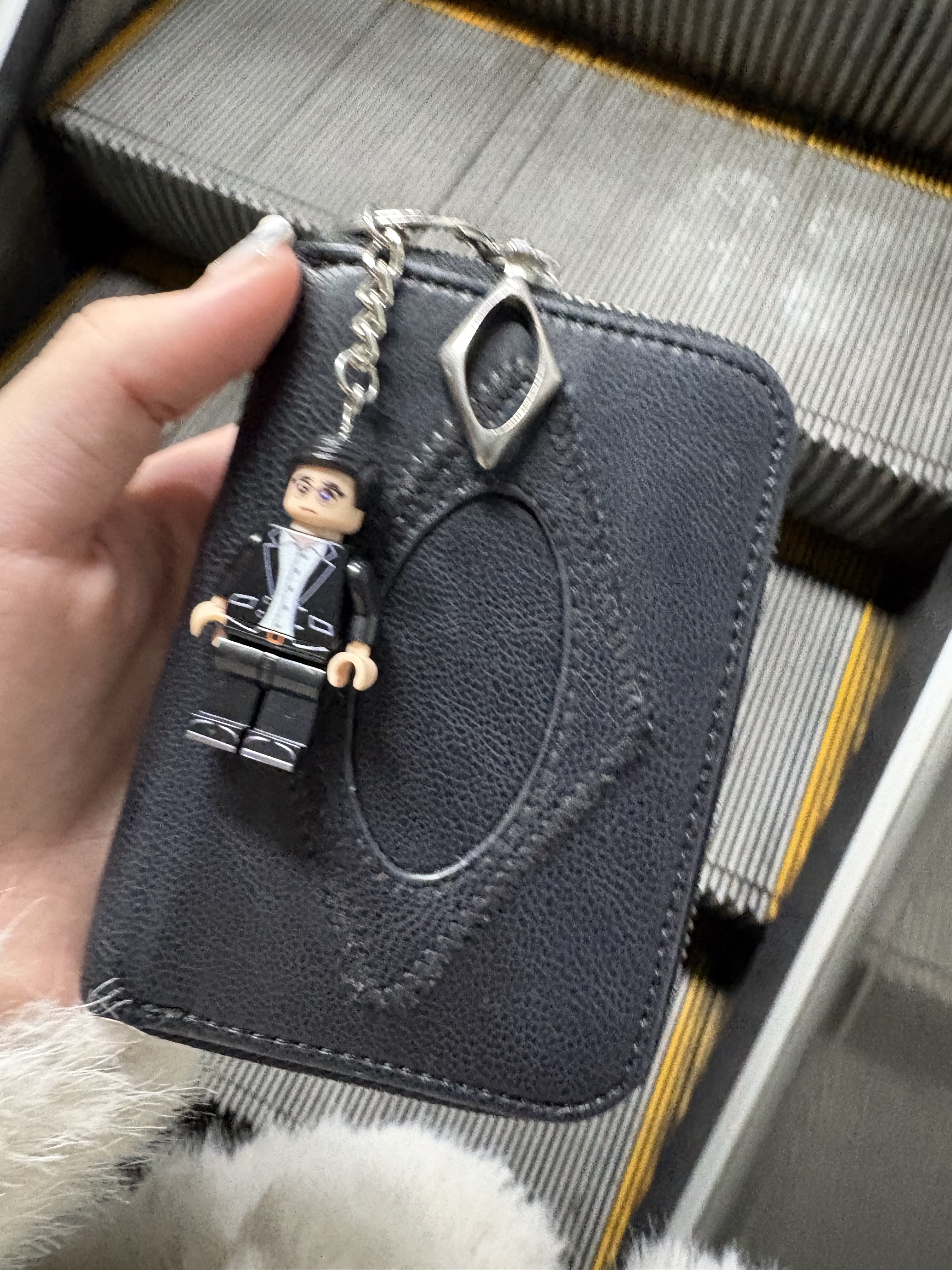 The Black Skirts Teen Troubles Brick Keyring Red, Mischief Rhombus Zip Around Wallet Black 착용 스타일