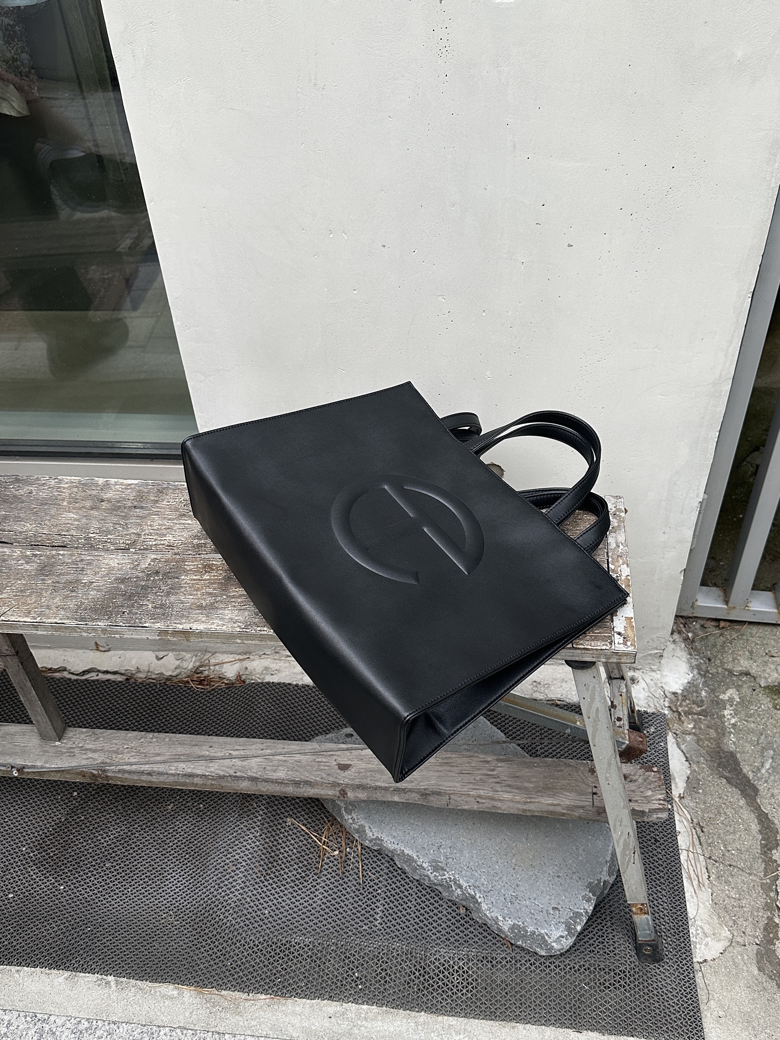 Telfar Medium Shopping Bag Black 착용 스타일 - 2