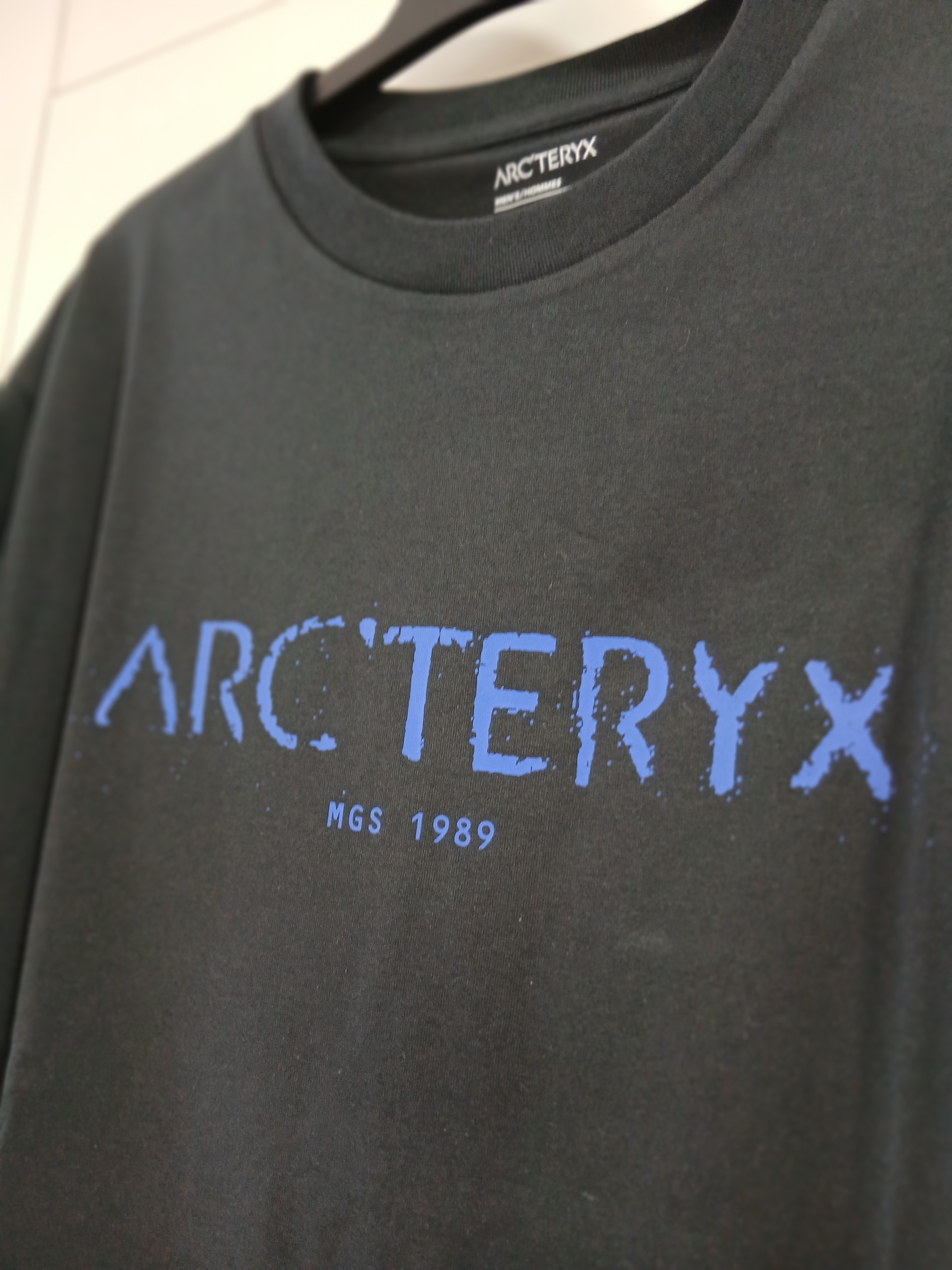 Arc'teryx Kragg SL Cotton Sky Pilot SS T-Shirt Black Fluidity 착용 스타일 - 4