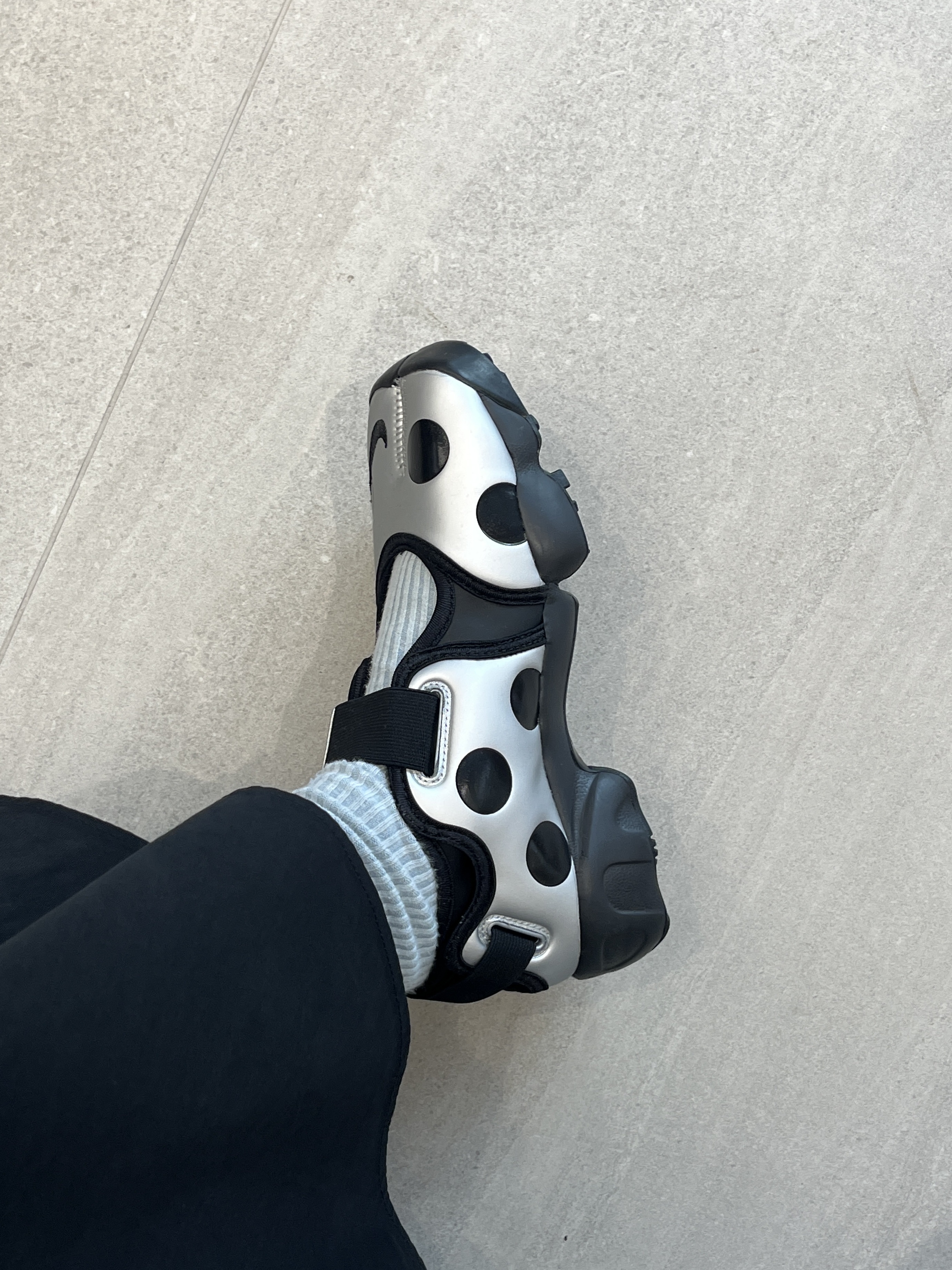 (W) Nike Air Rift Black Metallic Silver 착용 스타일 - 1