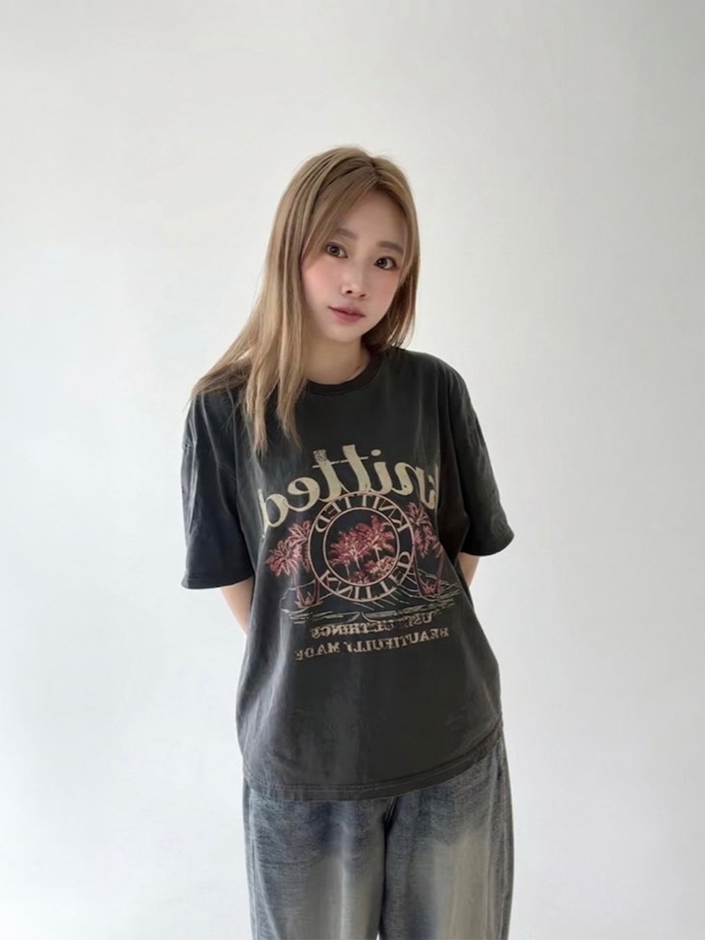 Knitted Pigment Palm Tree Graphic T-Shirt Crop Charcoal, Knitted Pigment Palm Tree Graphic T-Shirt Crop Blue 착용 스타일