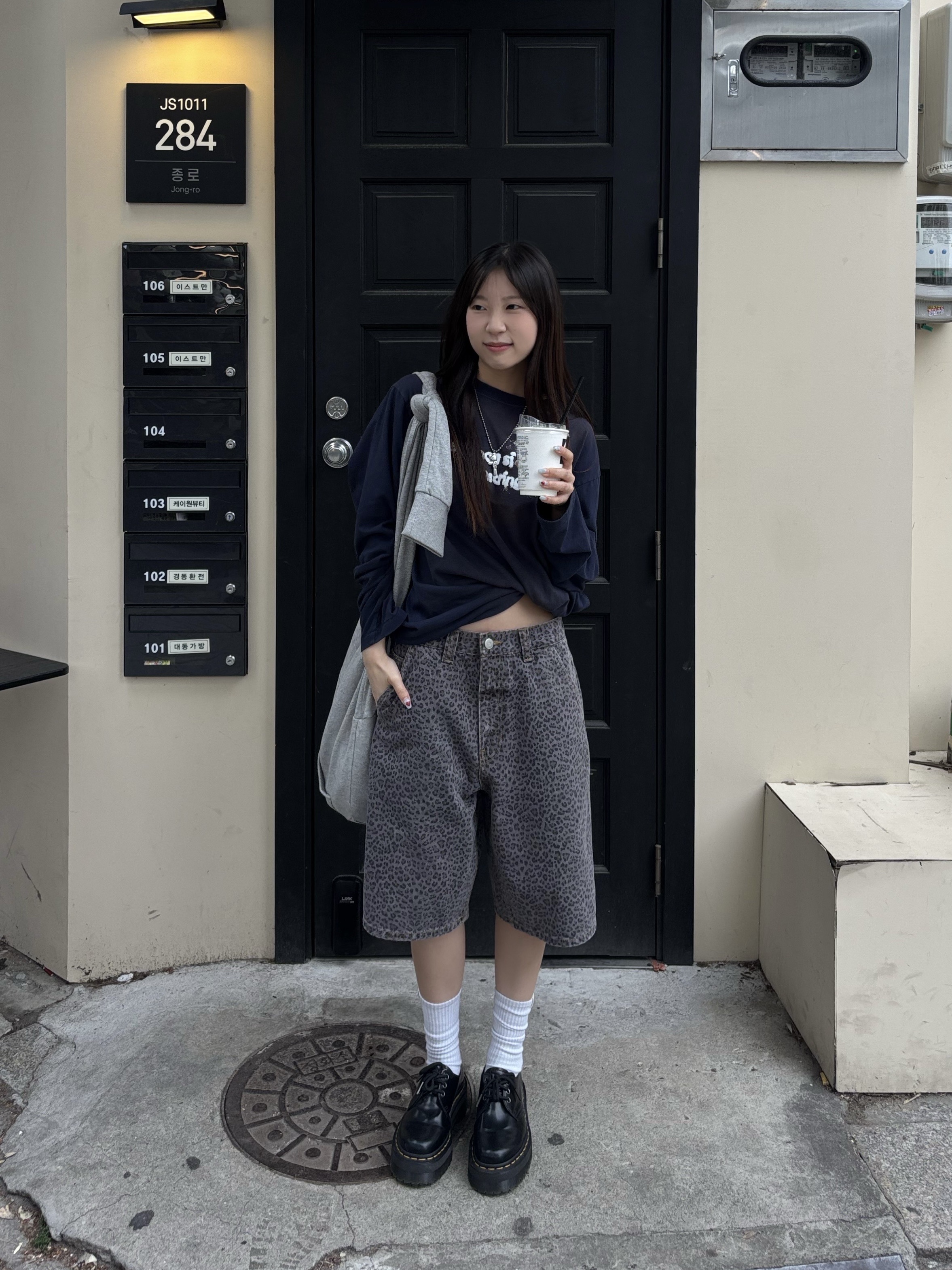 Dr. Martens 1461 Quad Black, Heaven by Marc Jacobs Friendship Necklace Set Silver Ox (Set of 2) 착용 스타일