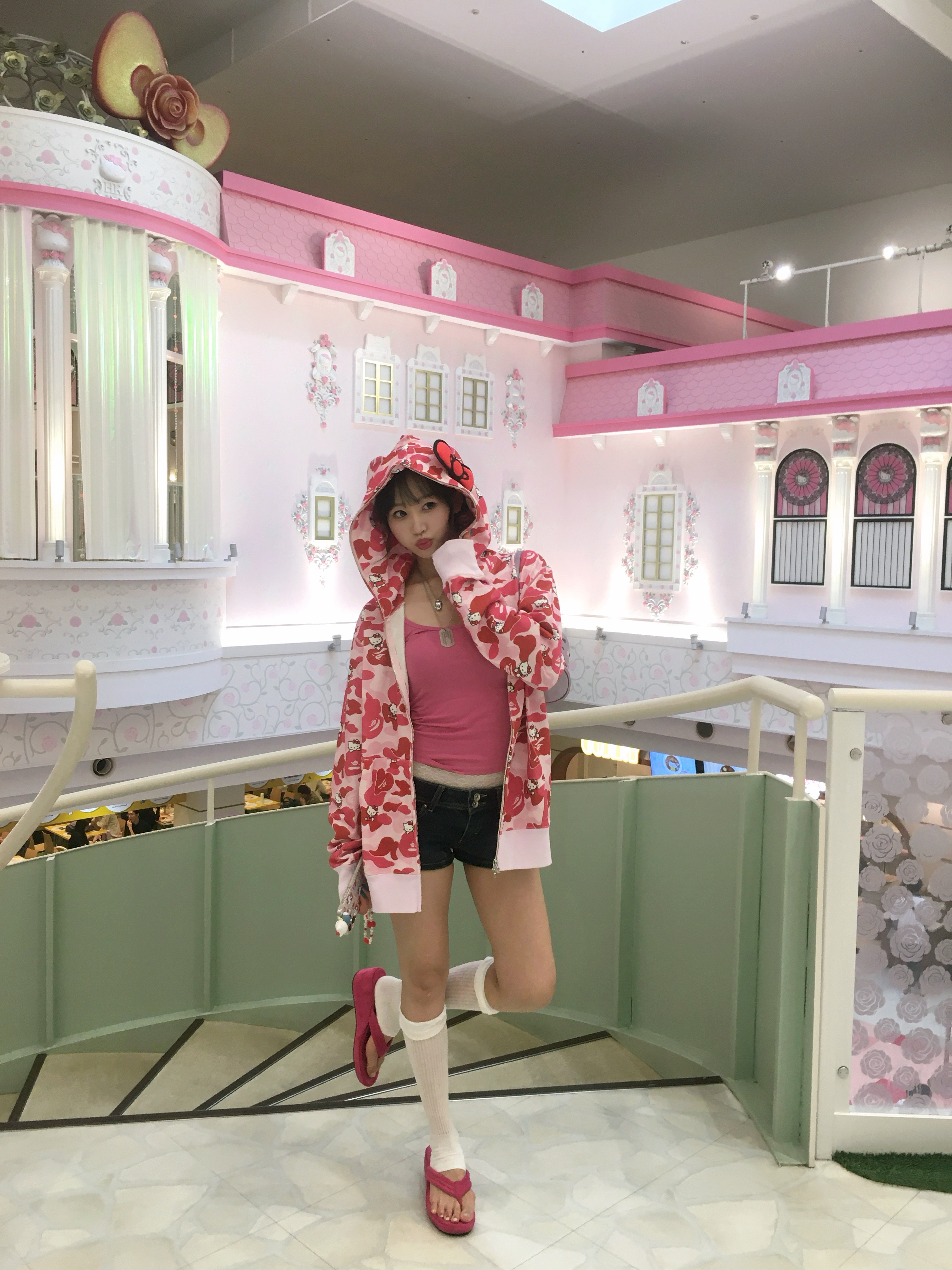 (W) BAPE x Sanrio Characters Hello Kitty Camo Full Zip Hoodie Pink 착용 스타일 - 4
