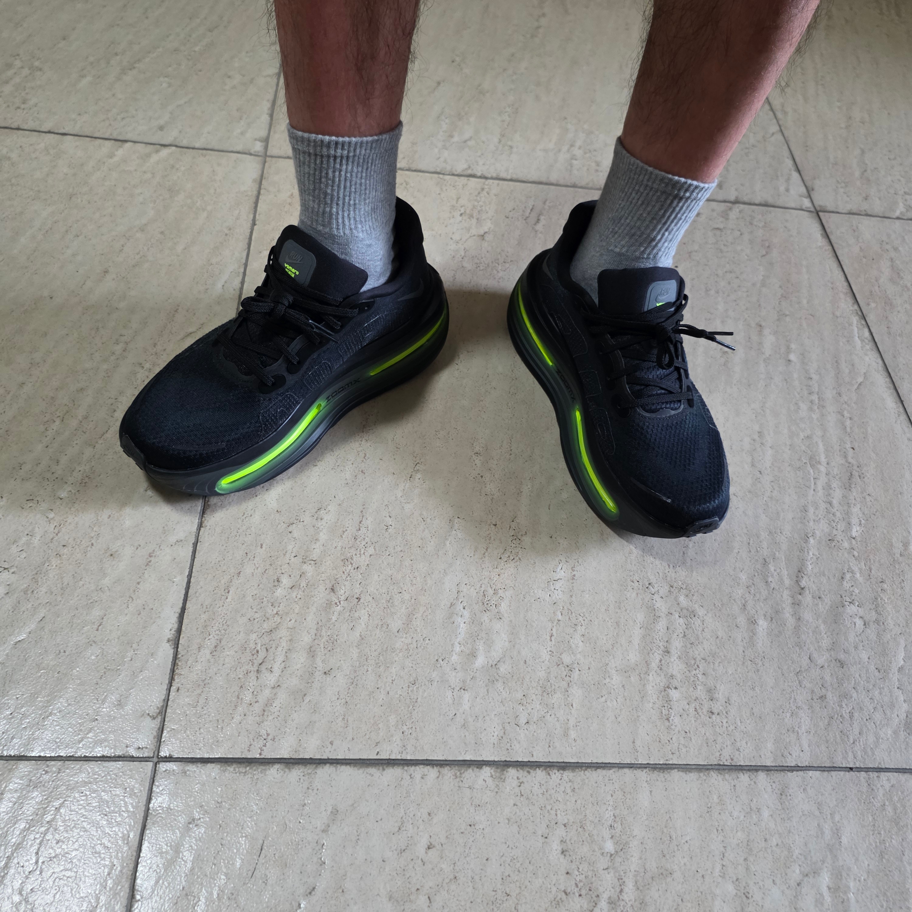 Nike Vomero Premium Black Iron Grey 착용 스타일 - 1