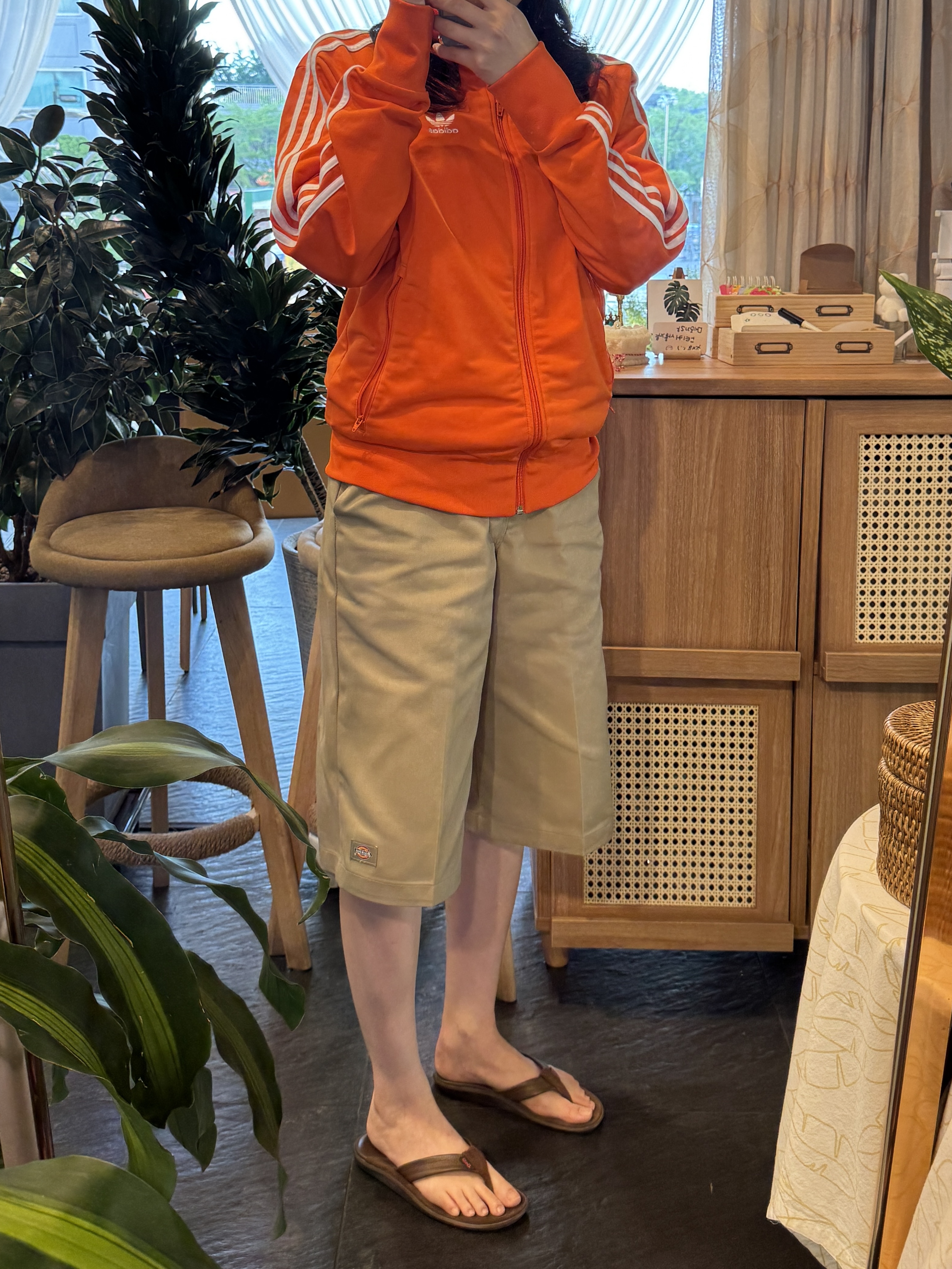 Dickies Loose Fit 13 Inch Flat Front Work Shorts Khaki 착용 스타일 - 5