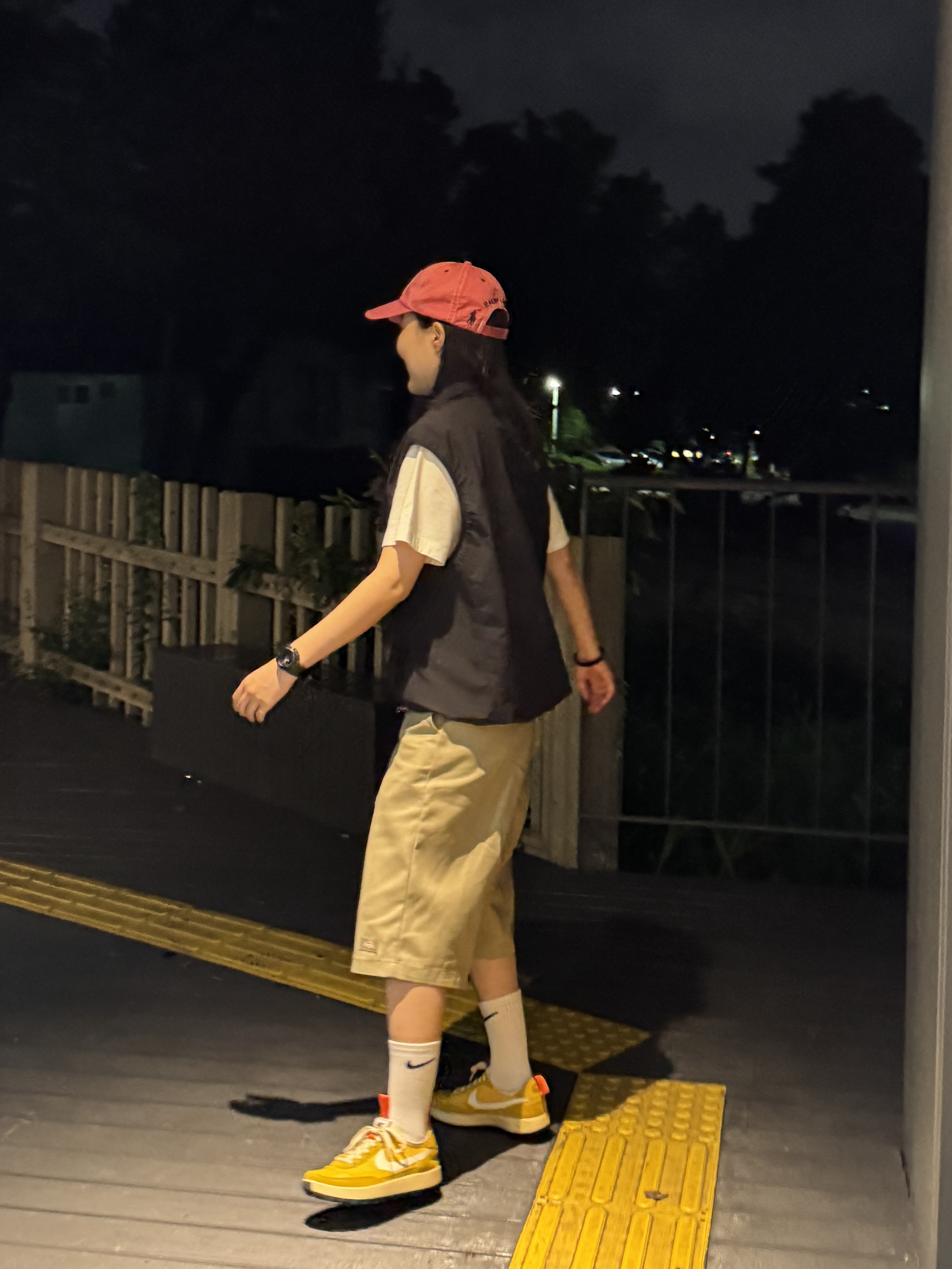 Dickies Loose Fit 13 Inch Flat Front Work Shorts Khaki 착용 스타일 - 7