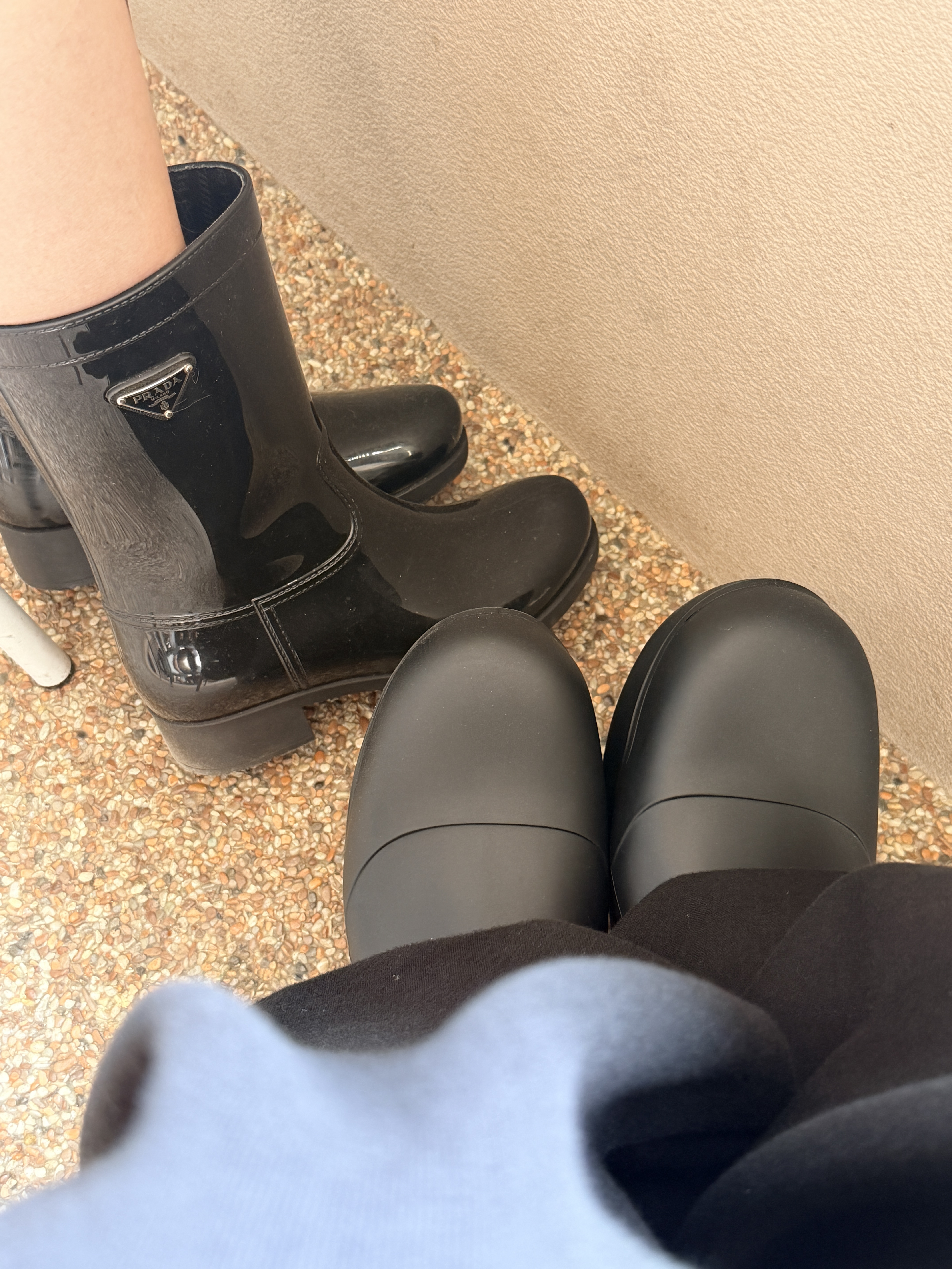 Bottega Veneta Puddle Ankle Boots Black, (W) Prada Leather Boots Black 착용 스타일 - 1