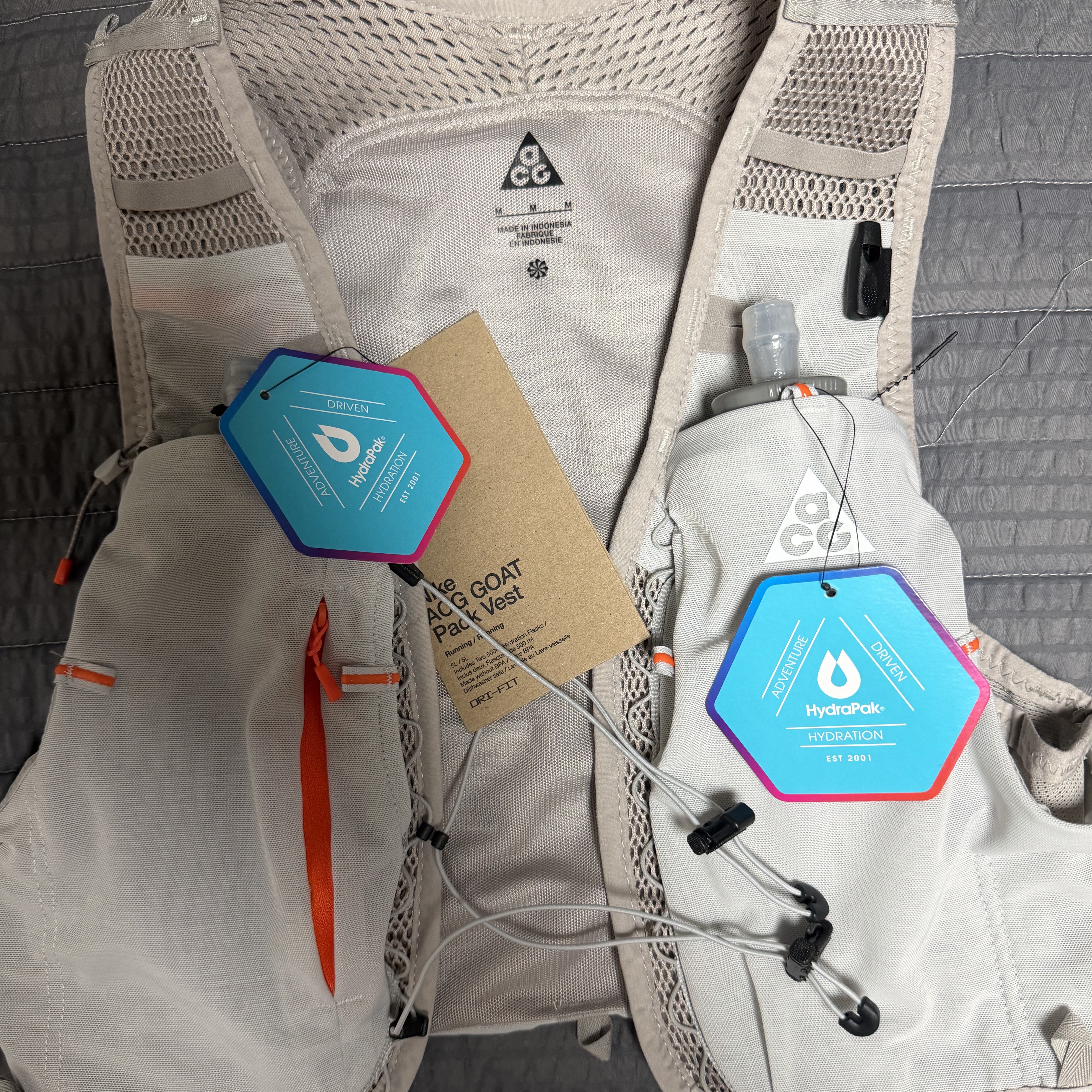 Nike ACG Goat Pack Vest 5L Grey Fog Safety Orange (IQ7354-039) 착용 스타일