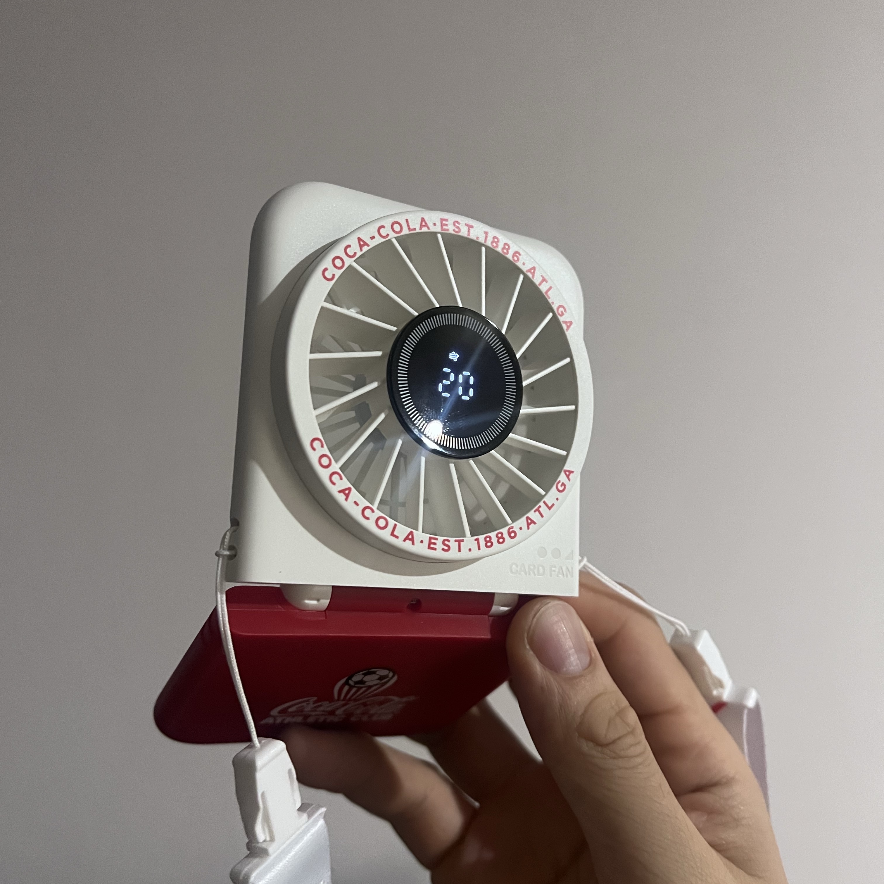 Coca-Cola Signature Foldable Portable Desk Fan (CO-WFS05R) 착용 스타일