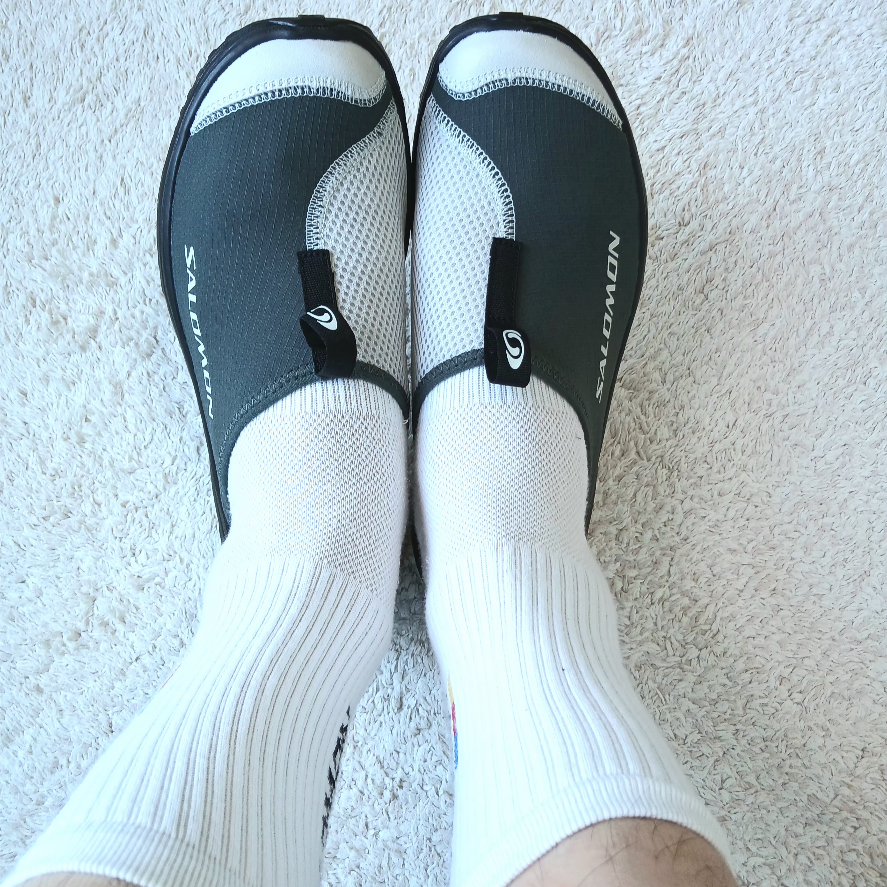 Salomon RX Slide 3.0 Urban Chic Lunar Rock, Salomon Everyday Crew Socks White (3 Pack) 착용 스타일 - 2