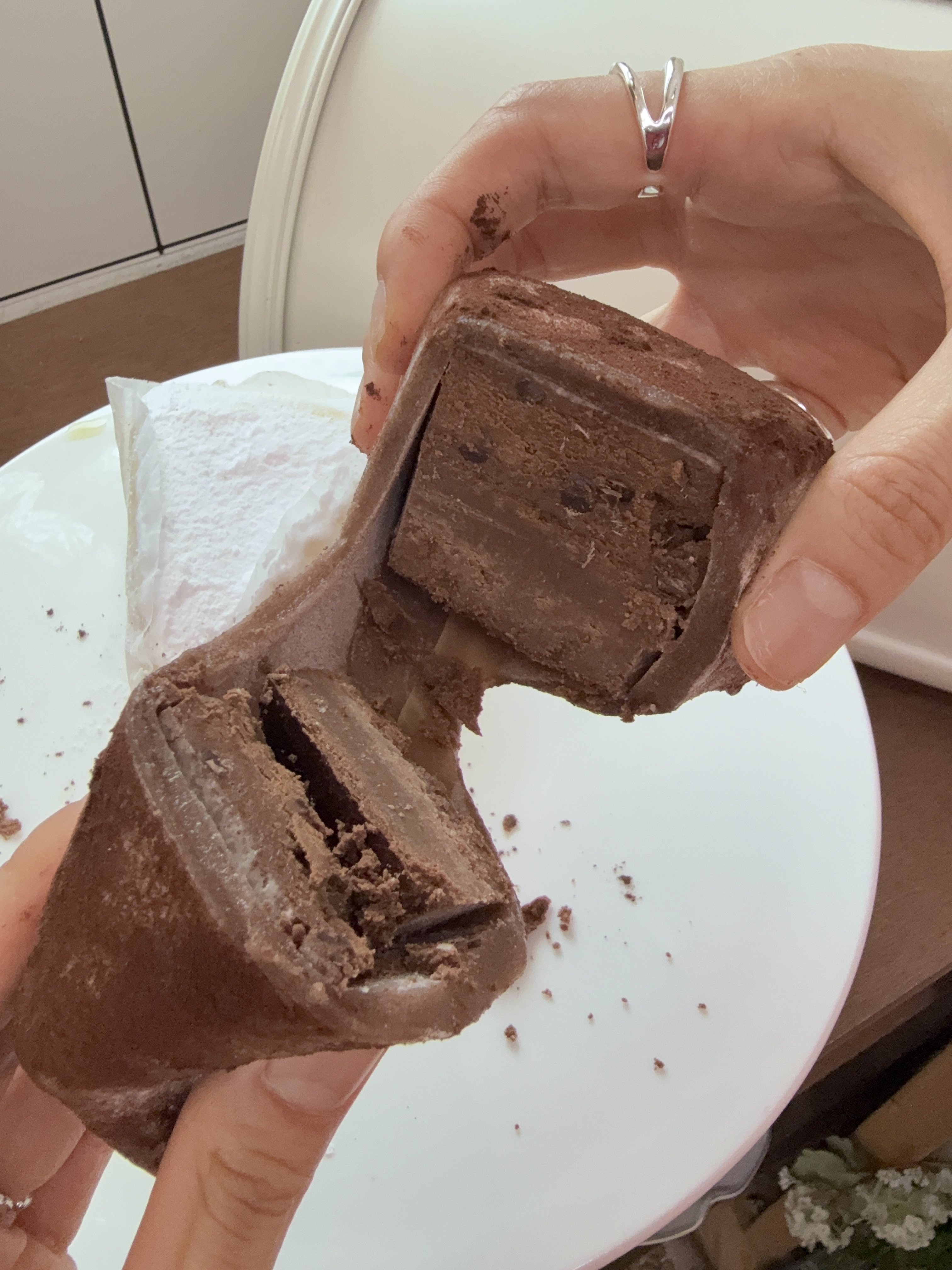 [KREAM 단독] What A Bread Mochi Cheesecake 착용 스타일 - 4