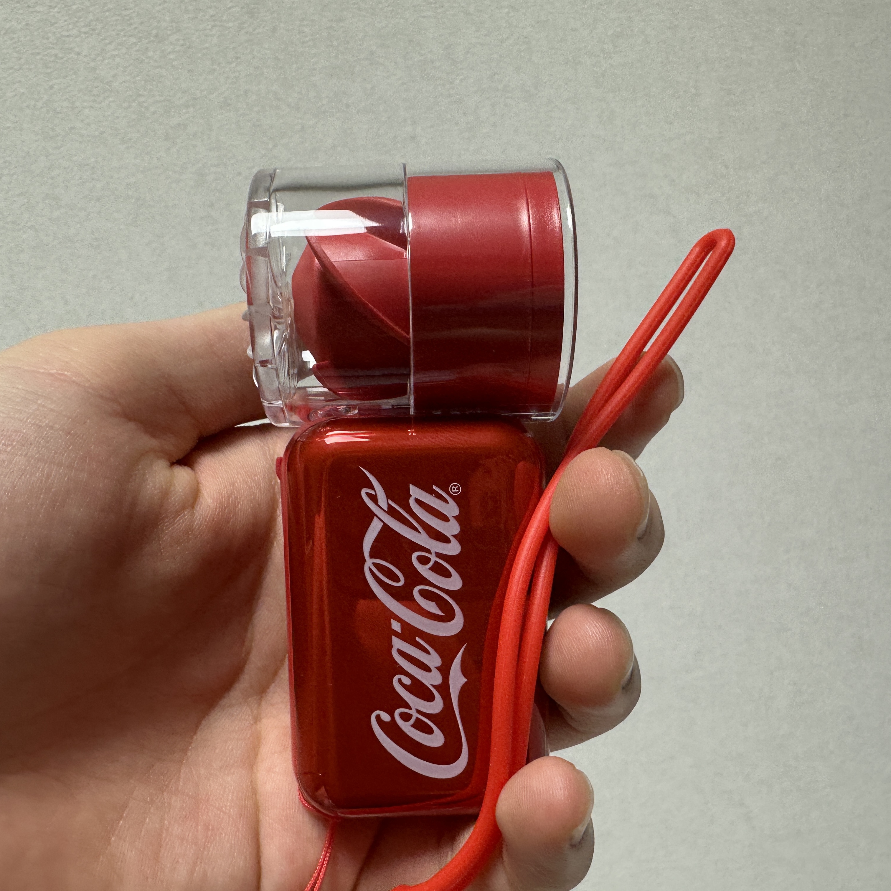 Coca-Cola Signature Ice Cooling Handheld Fan (CO-WFS10R) 착용 스타일