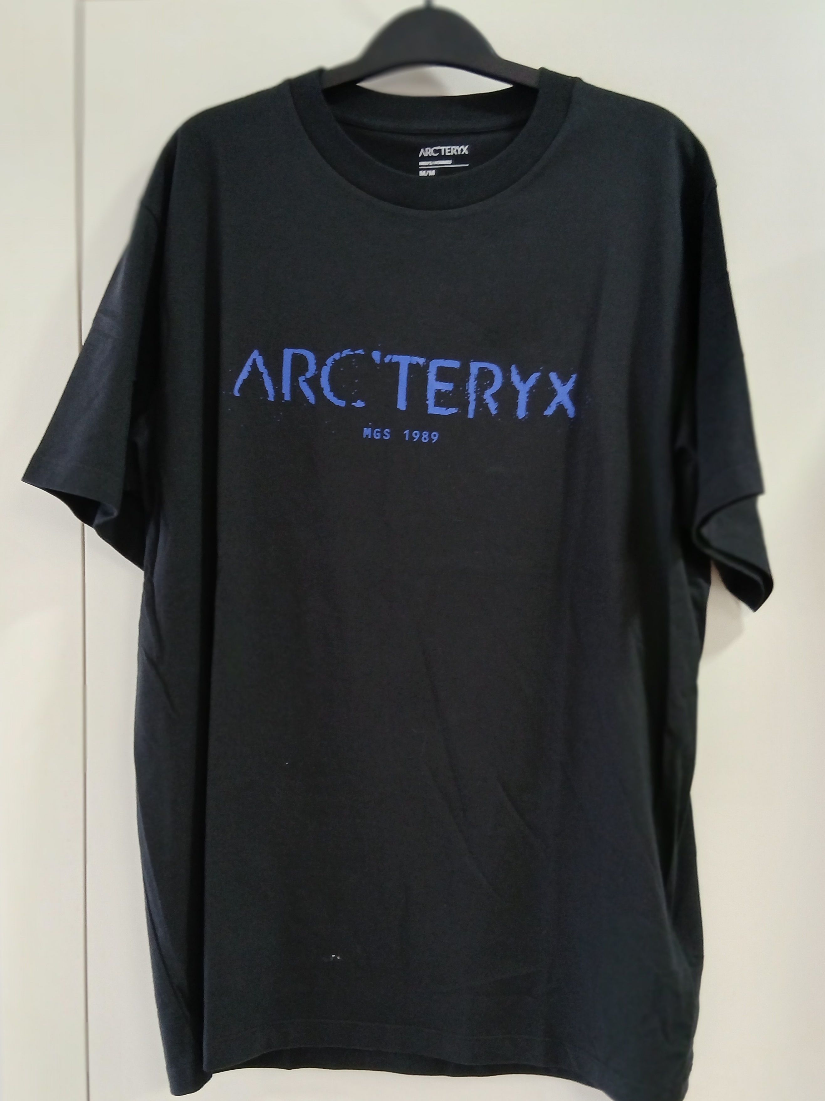 Arc'teryx Kragg SL Cotton Sky Pilot SS T-Shirt Black Fluidity 착용 스타일 - 3