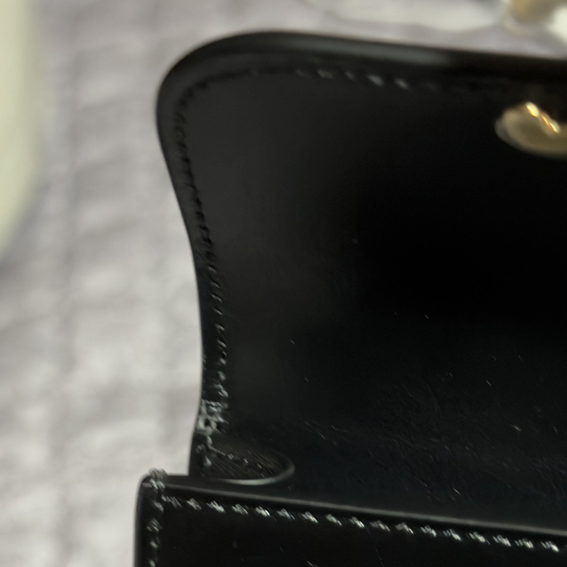 Celine Card Holder with Flap in Shiny Calfskin Black 착용 스타일 - 1