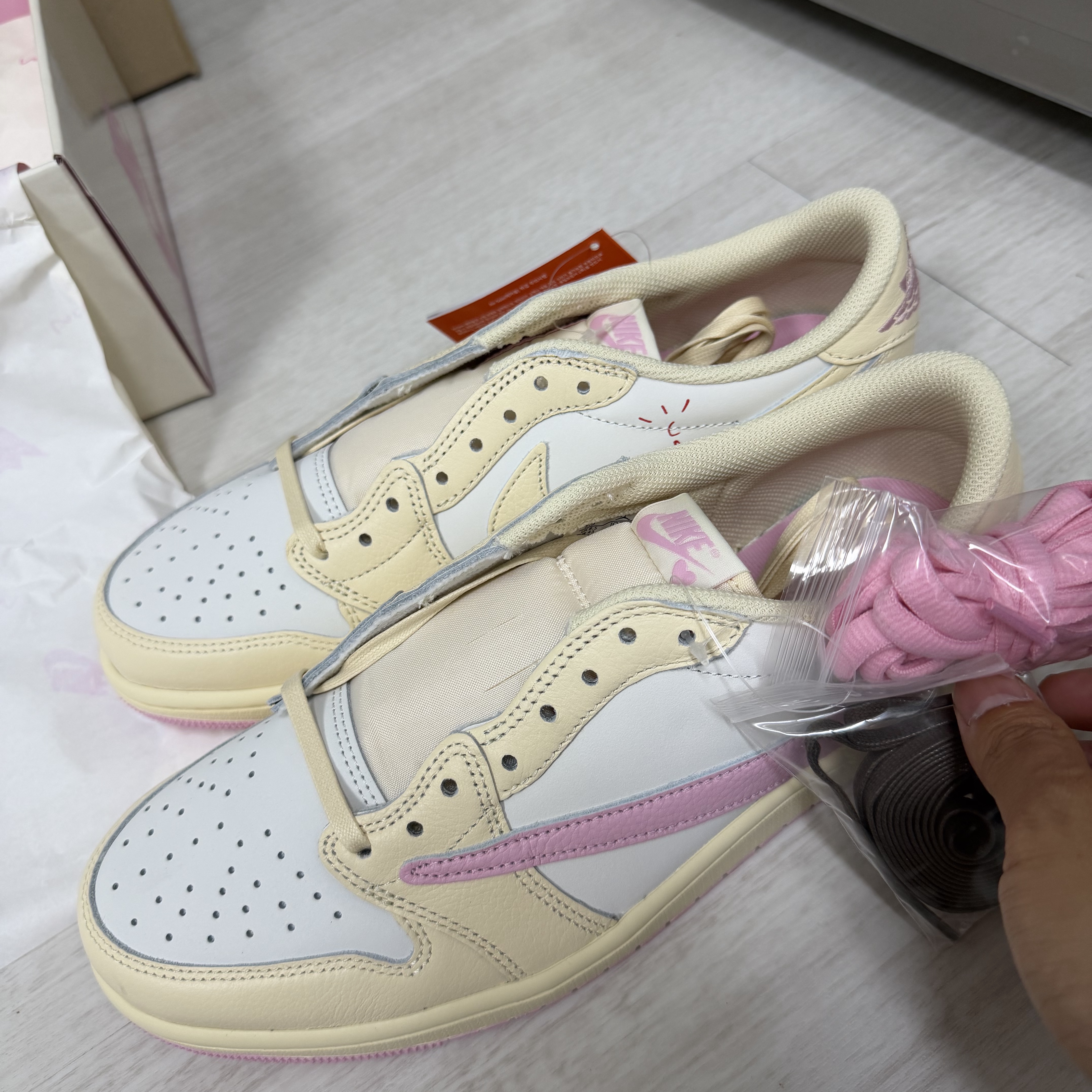Jordan 1 x Travis Scott Retro Low OG SP Muslin Shy Pink 착용 스타일