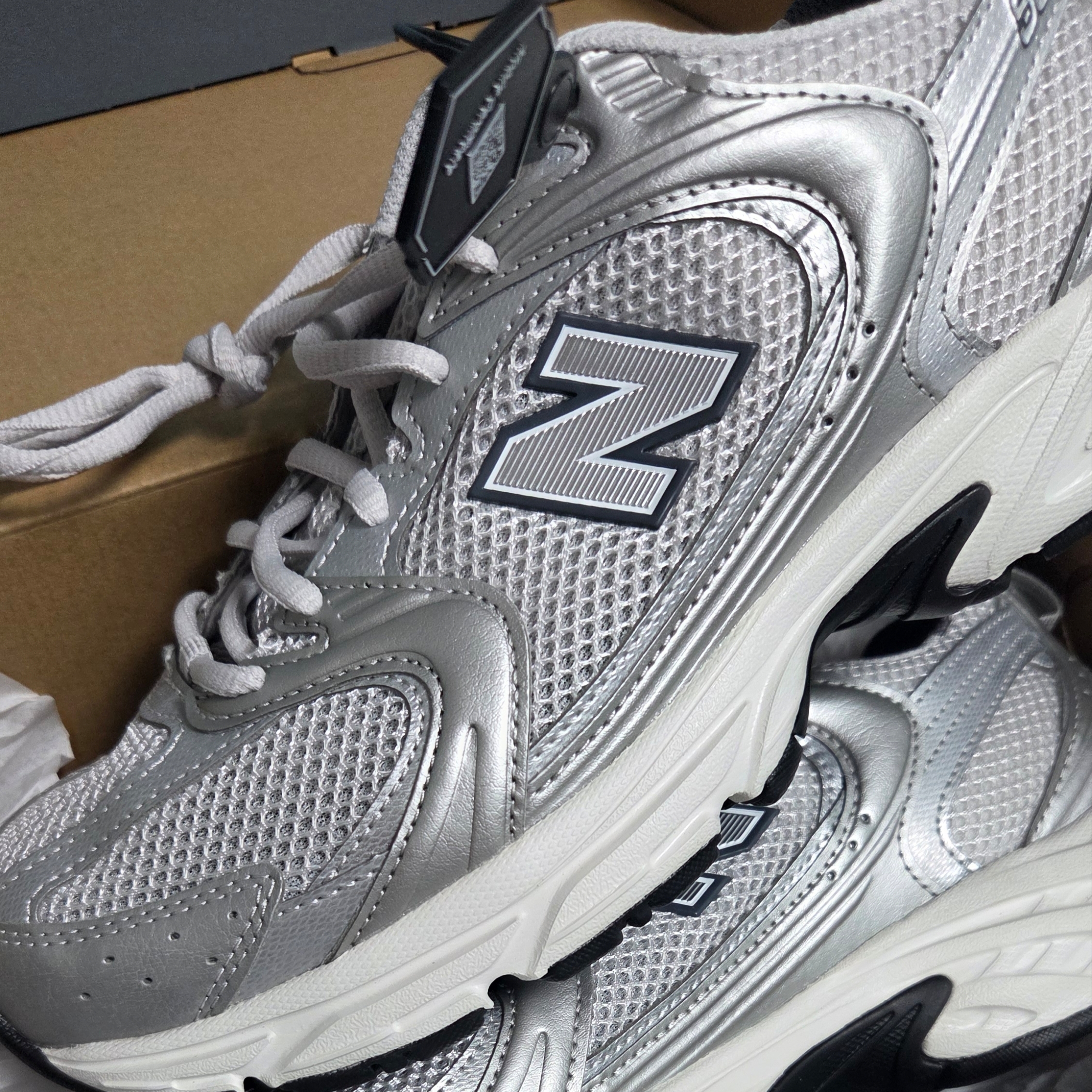 New Balance 530 Grey Matter Silver Metallic 착용 스타일