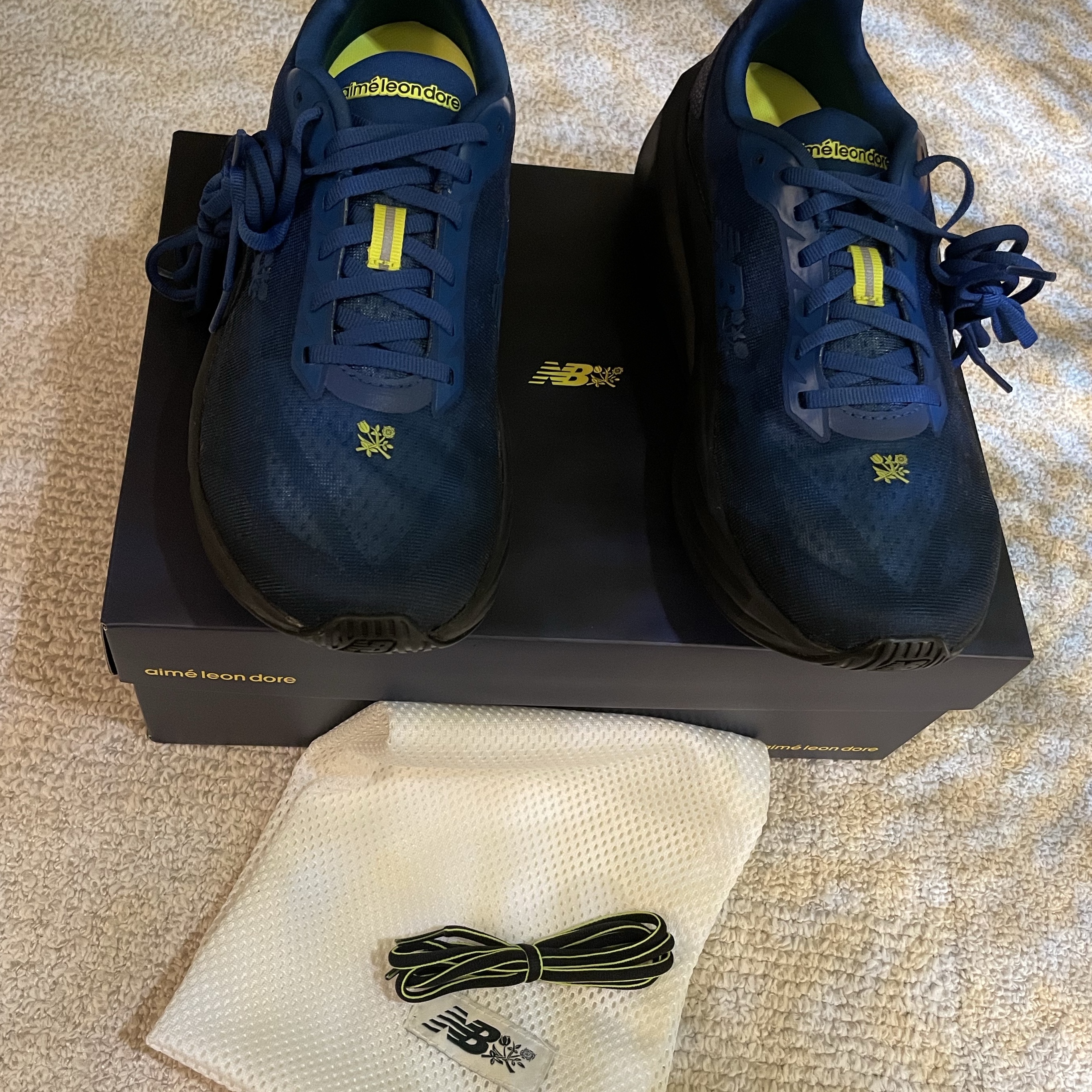 New Balance x Aime Leon Dore FuelCell Rebel v5 Blue Neon Black 착용 스타일 - 1