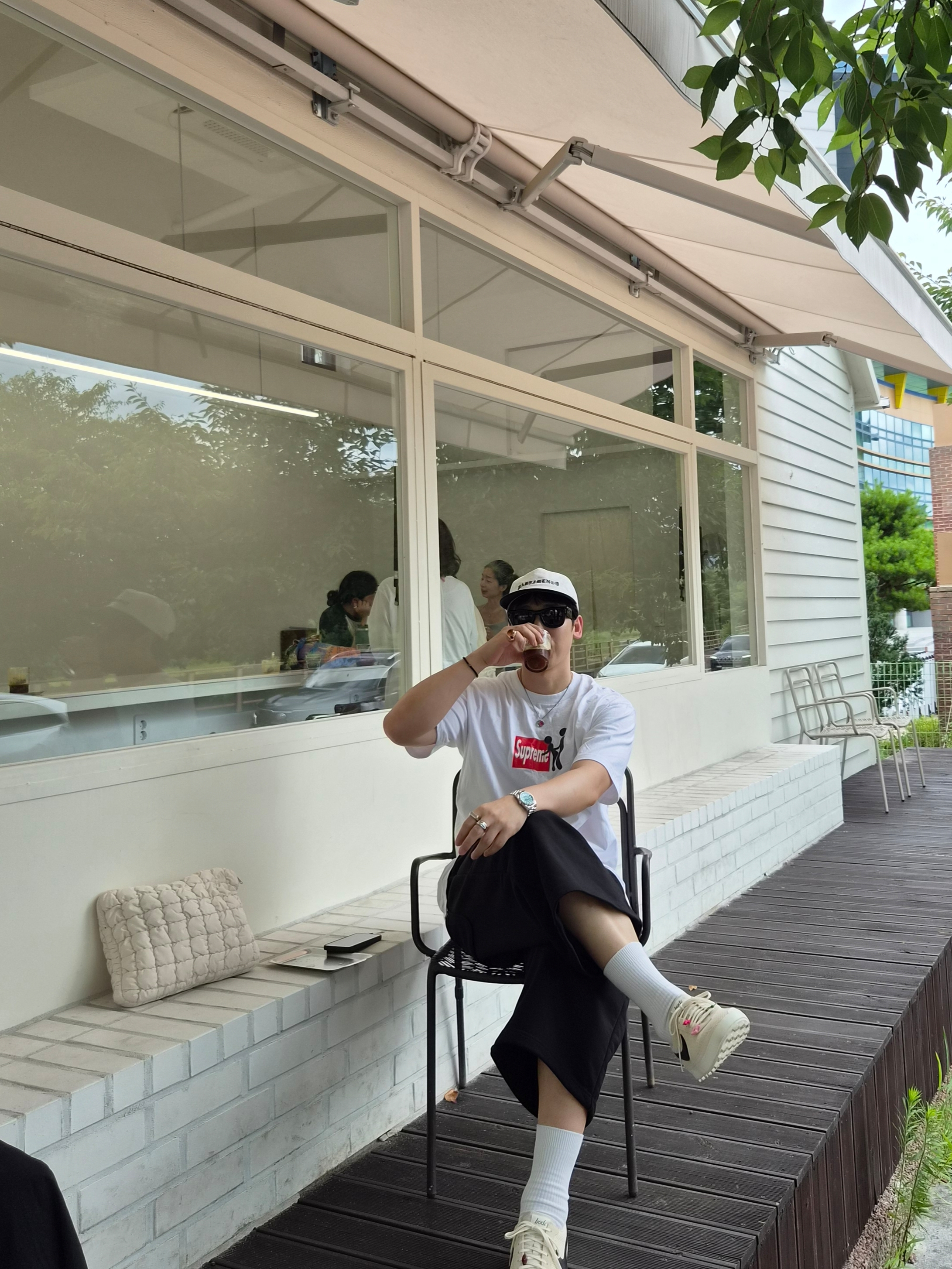 Supreme Stick T-Shirt White - 25FW, COS Quilted  Laptop Case Off White 착용 스타일 - 3