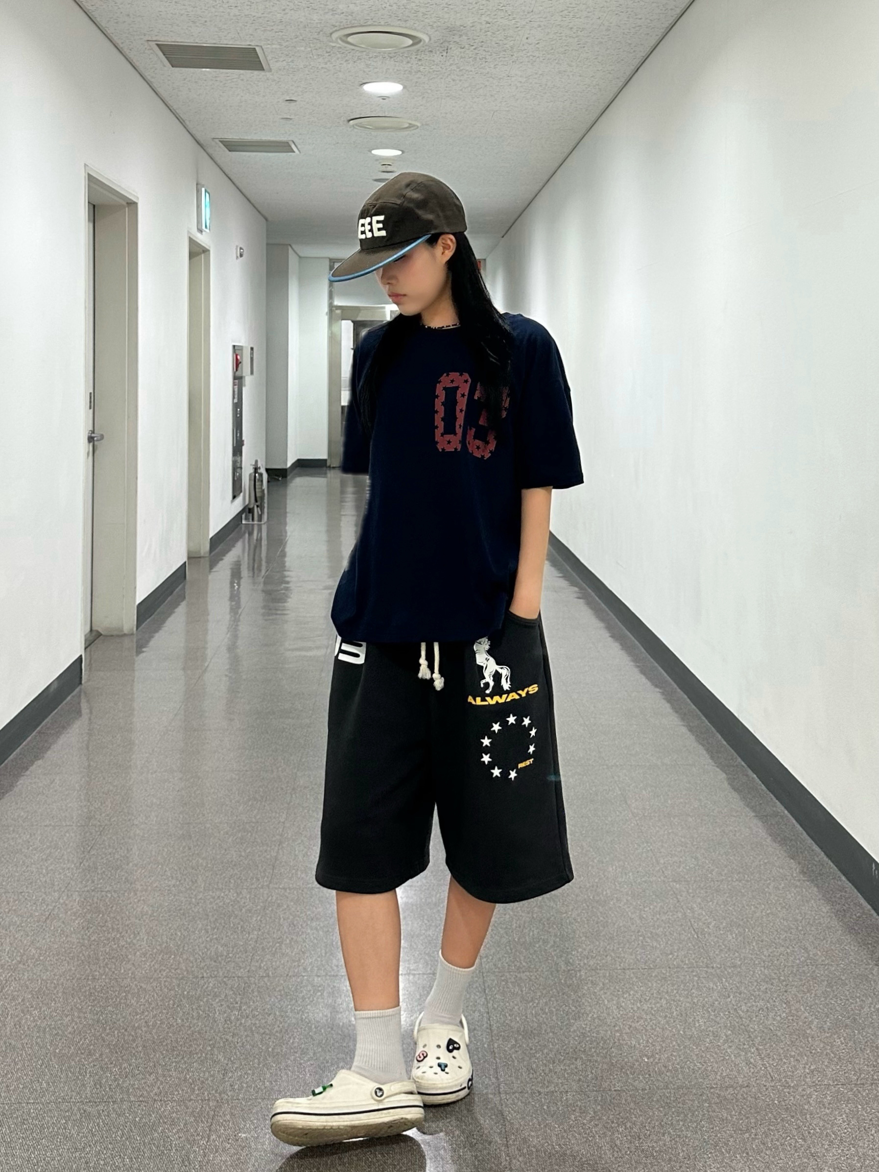 AMOU Horse One Tuck Bermuda Pants Black, Crocs Bayaband Clog White Navy 착용 스타일 - 1