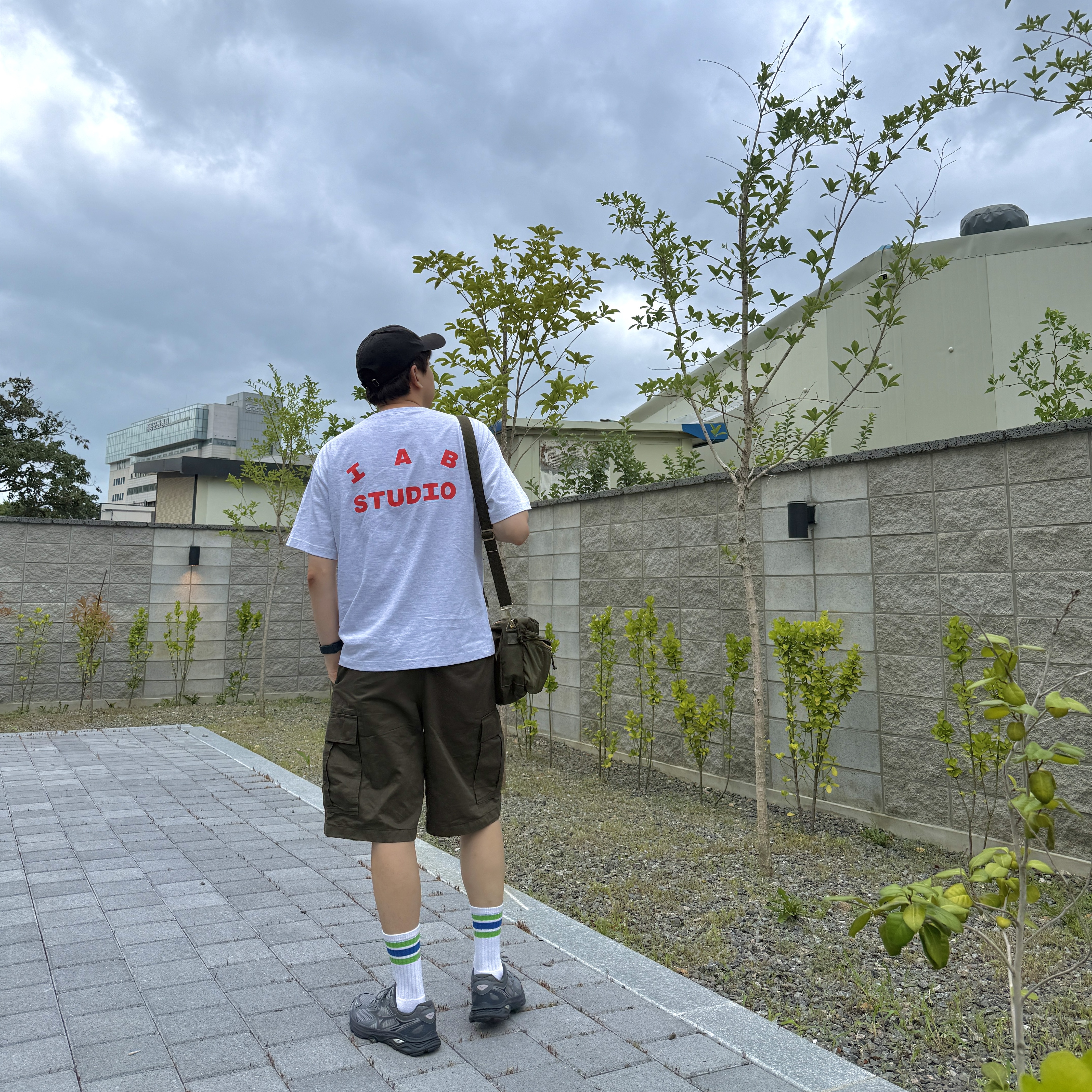 IAB Studio Lure T-shirt Light Gray, Porter Force Shoulder Bag Khaki 착용 스타일 - 2