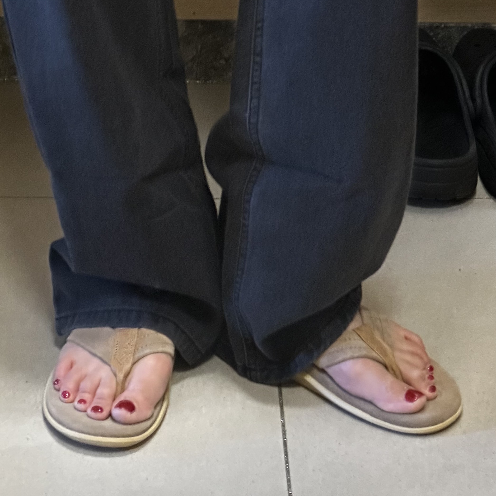 Island Slipper Classic Ultimate Suede Taupe Tan 착용 스타일 - 3