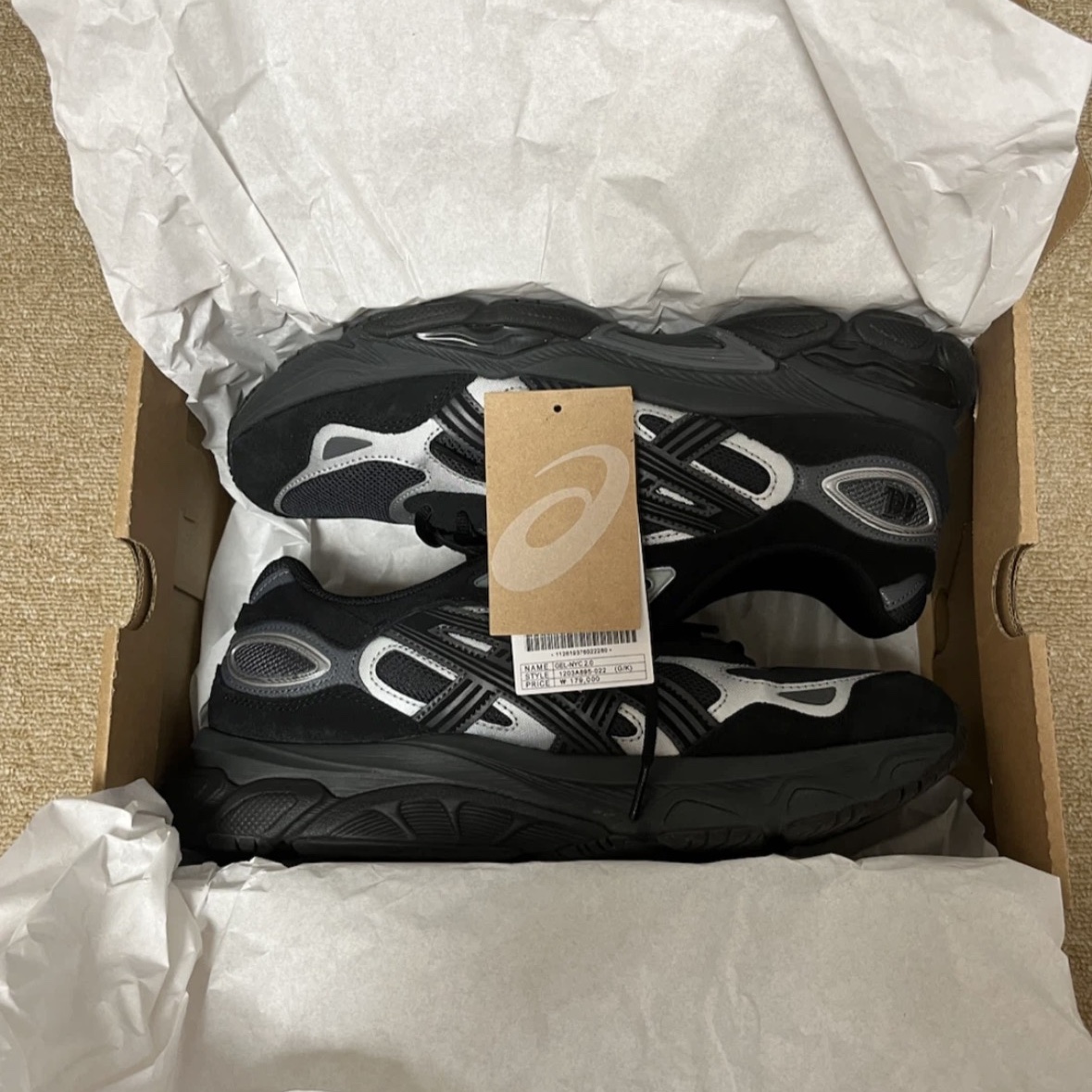 Asics Gel-NYC 2.0 Graphite Grey Black 착용 스타일