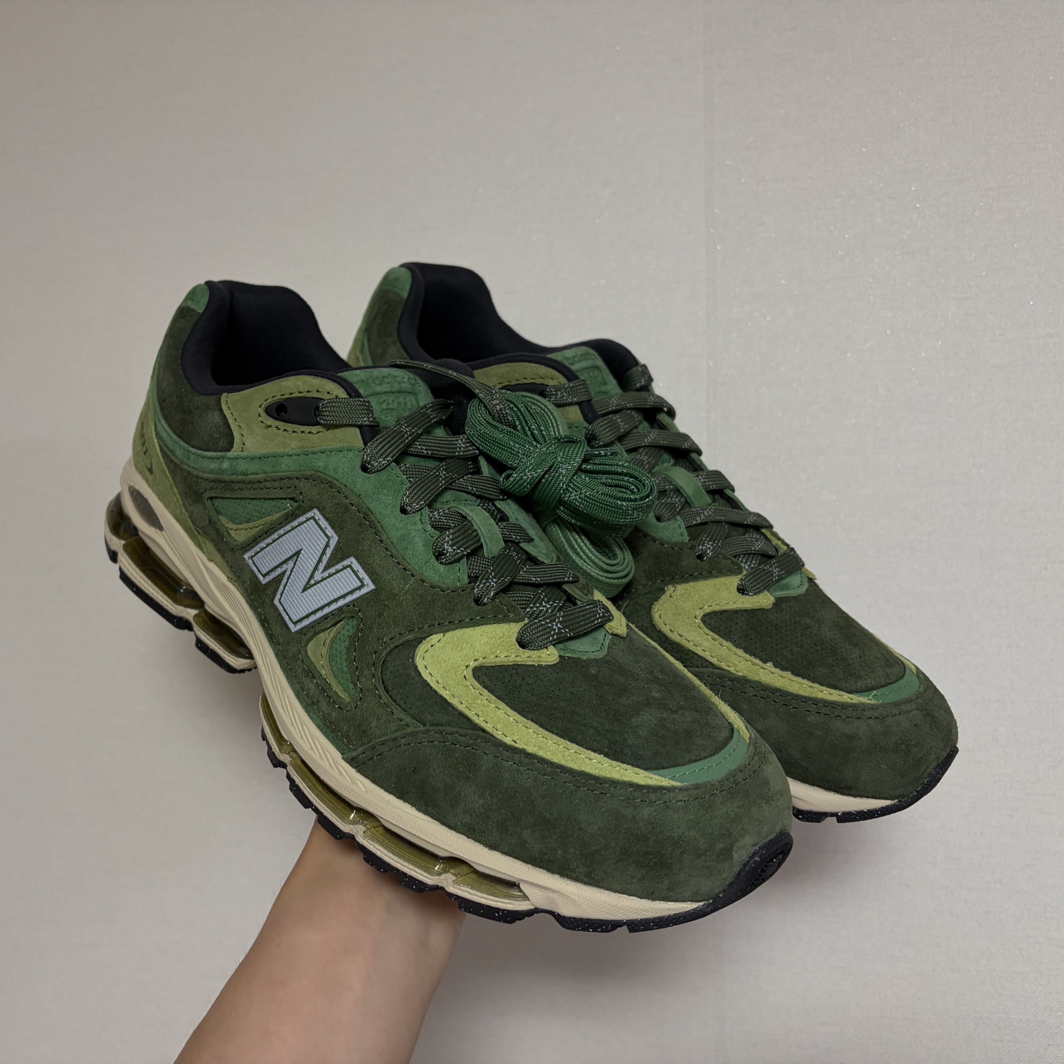 New Balance x Kith Ronnie Fieg 2011 Juniper Bronze Green 착용 스타일 - 2